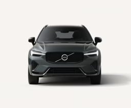 深灰色沃尔沃 XC60 SUV 正面视图,LED 大灯和格栅上醒目的沃尔沃标志。
