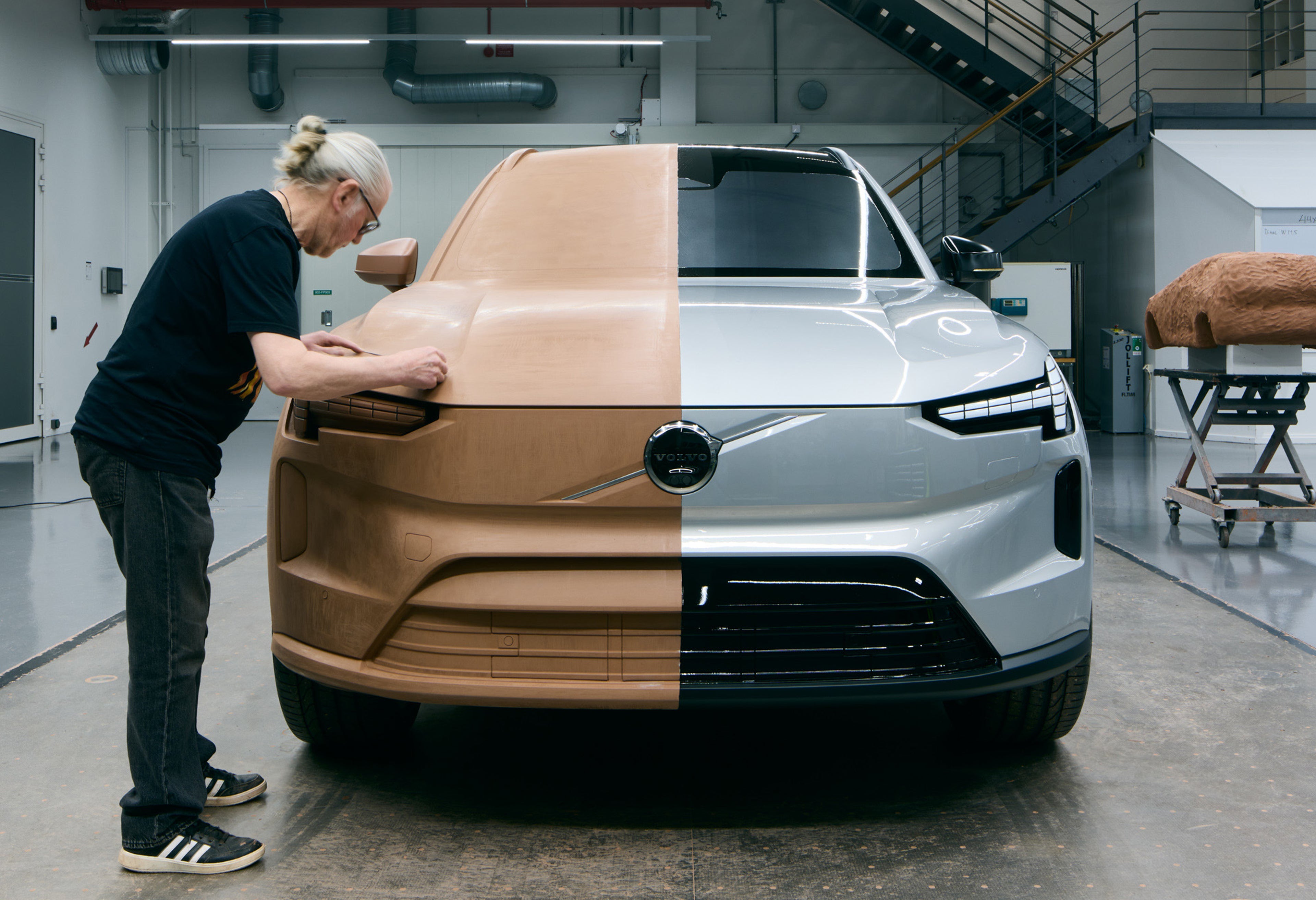 在设计油泥工作室中雕刻沃尔沃汽车模型的体验。