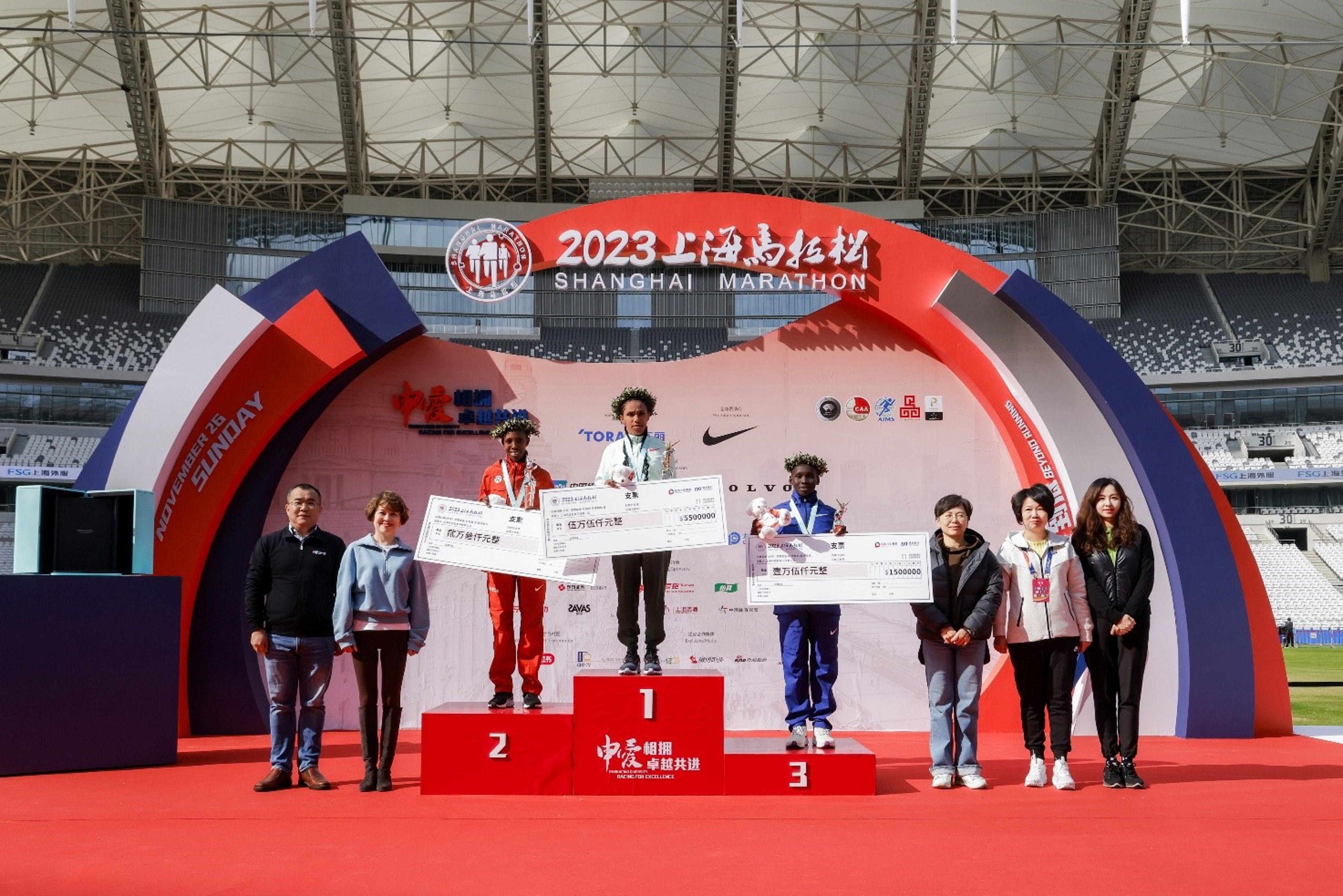 沃尔沃汽车大中华区销售公司市场部负责人郑家妍(右一)为2023年上海国际马拉松女子组颁奖