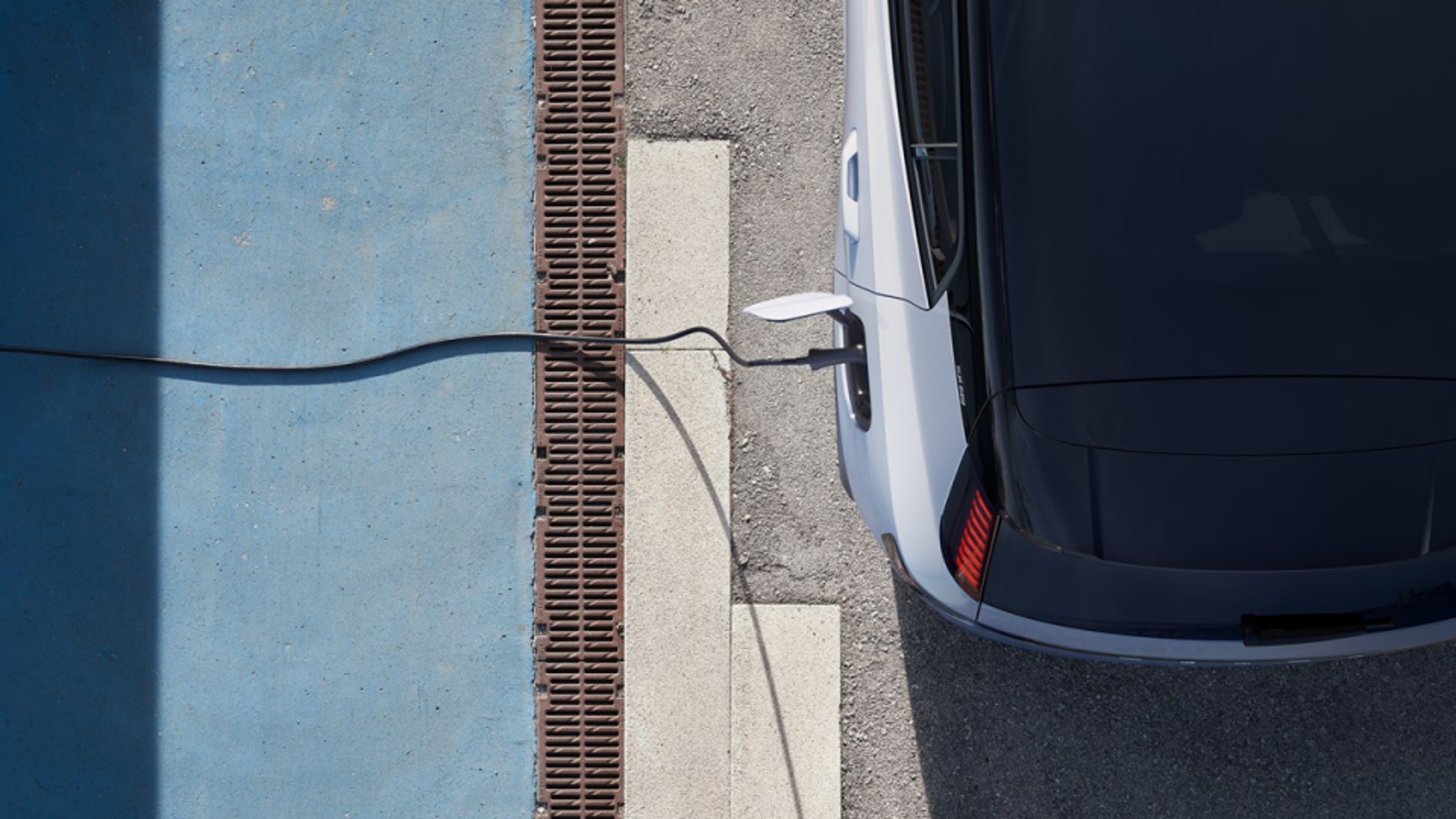 一辆充电中的沃尔沃汽车的局部俯视图。