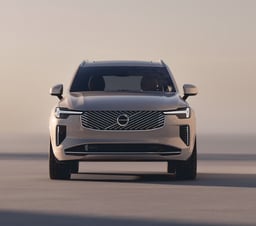 沃尔沃 XC90 前格栅和 LED 大灯的正面特写。