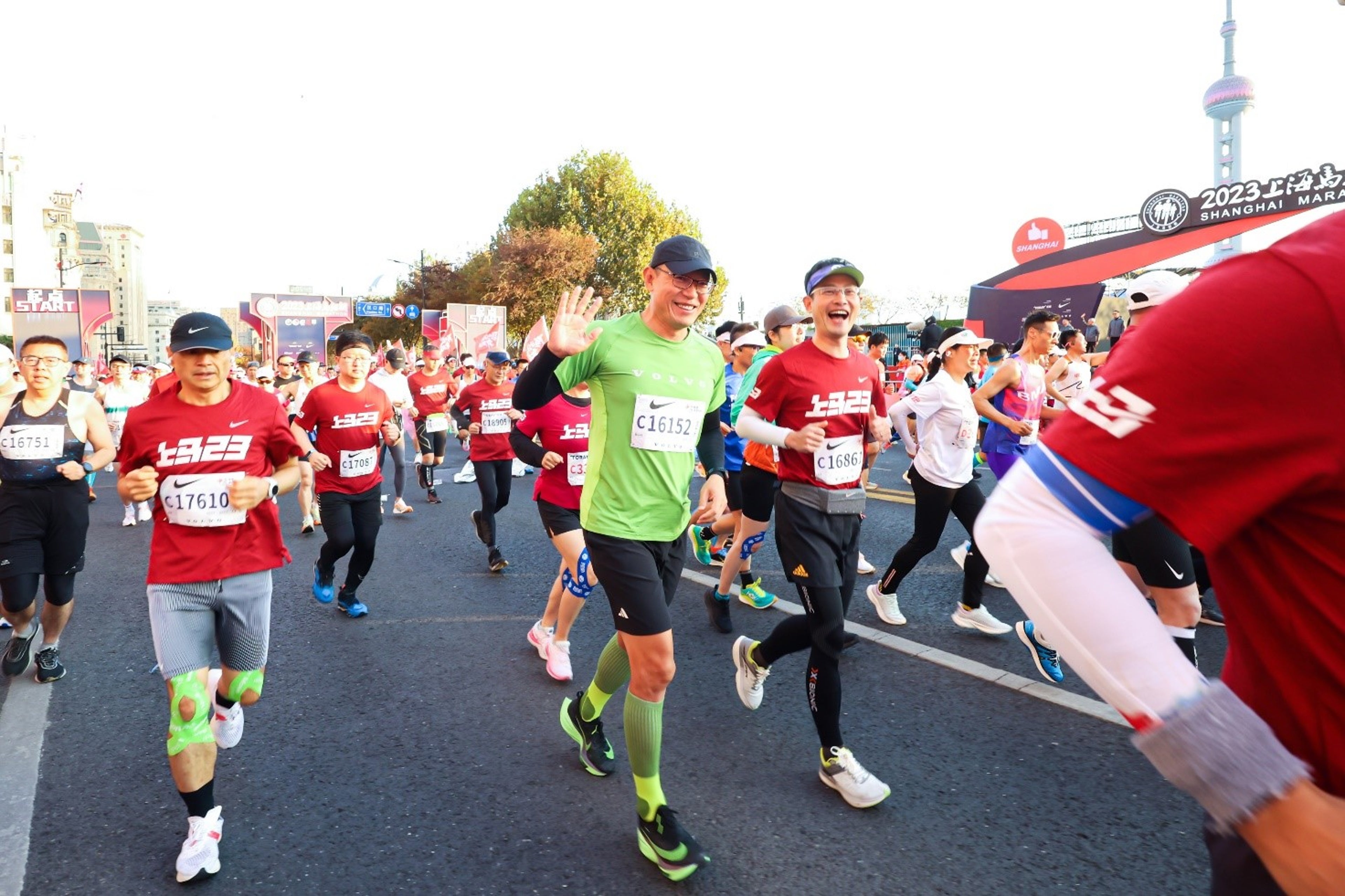 沃尔沃汽车集团全球高级副总裁、沃尔沃汽车亚太区总裁兼CEO袁小林与参赛者一同在上马赛道奔跑