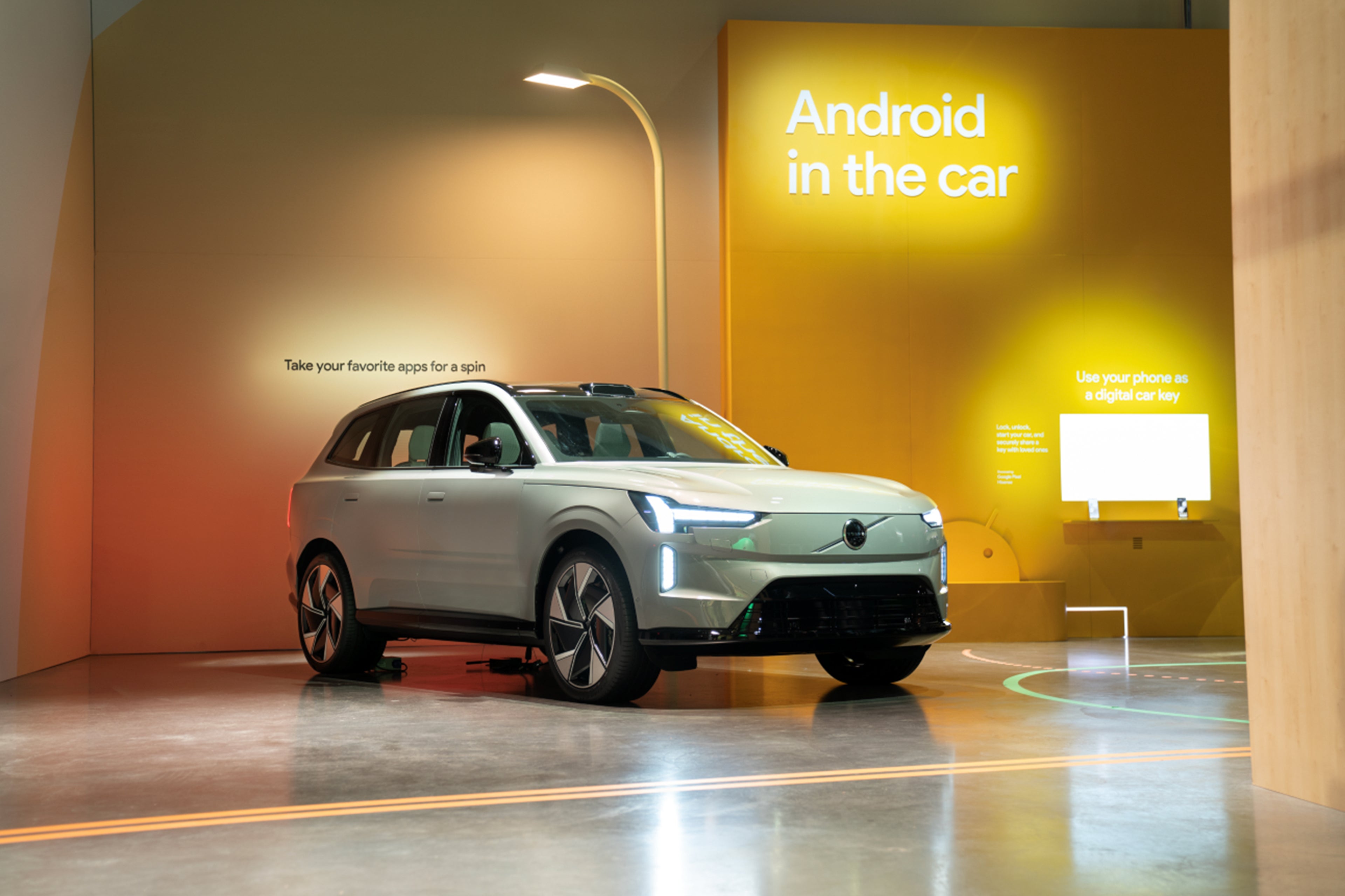 沃尔沃EX90首次亮相CES