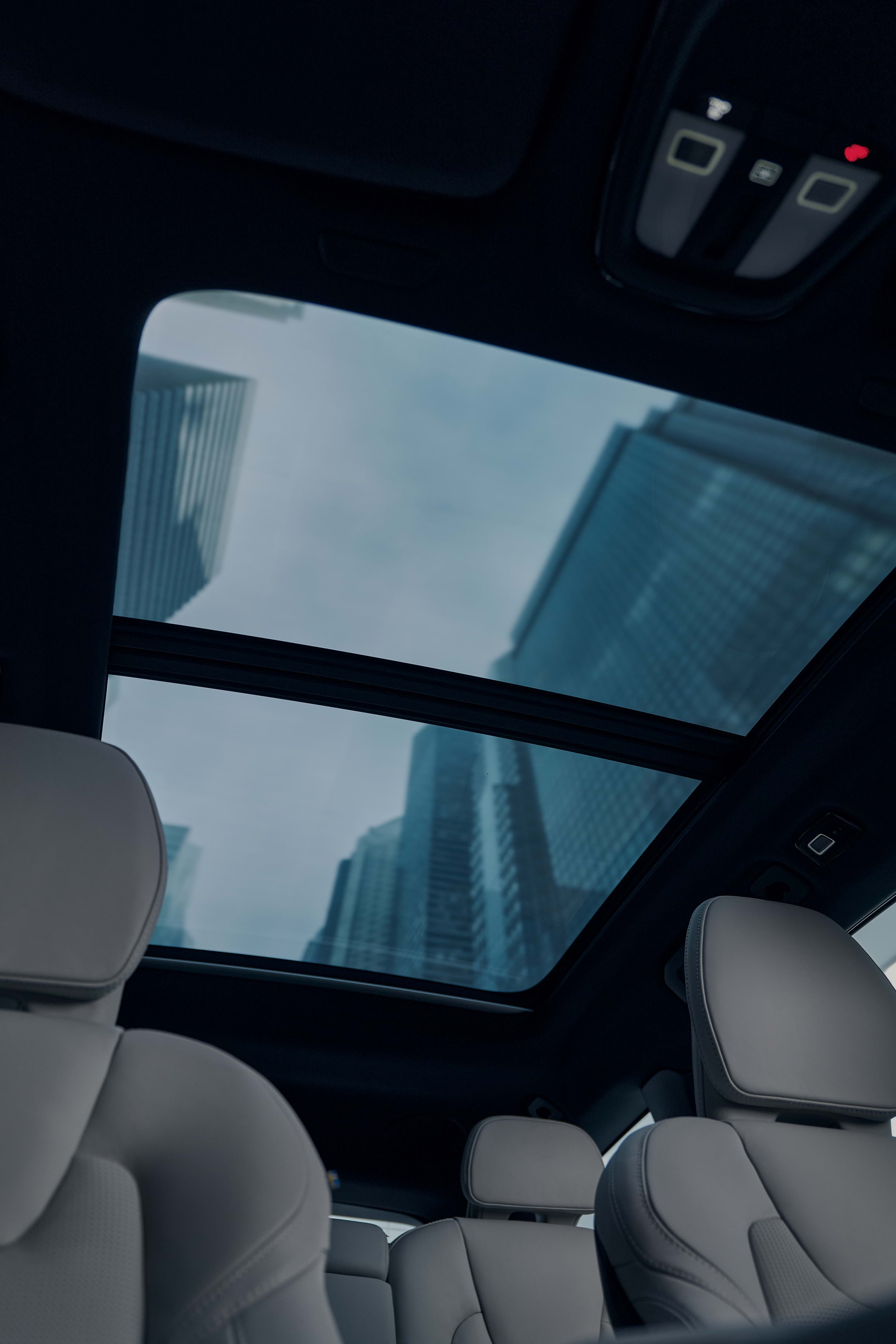 沃尔沃汽车全景天窗视角下的摩天大楼清晰可见。