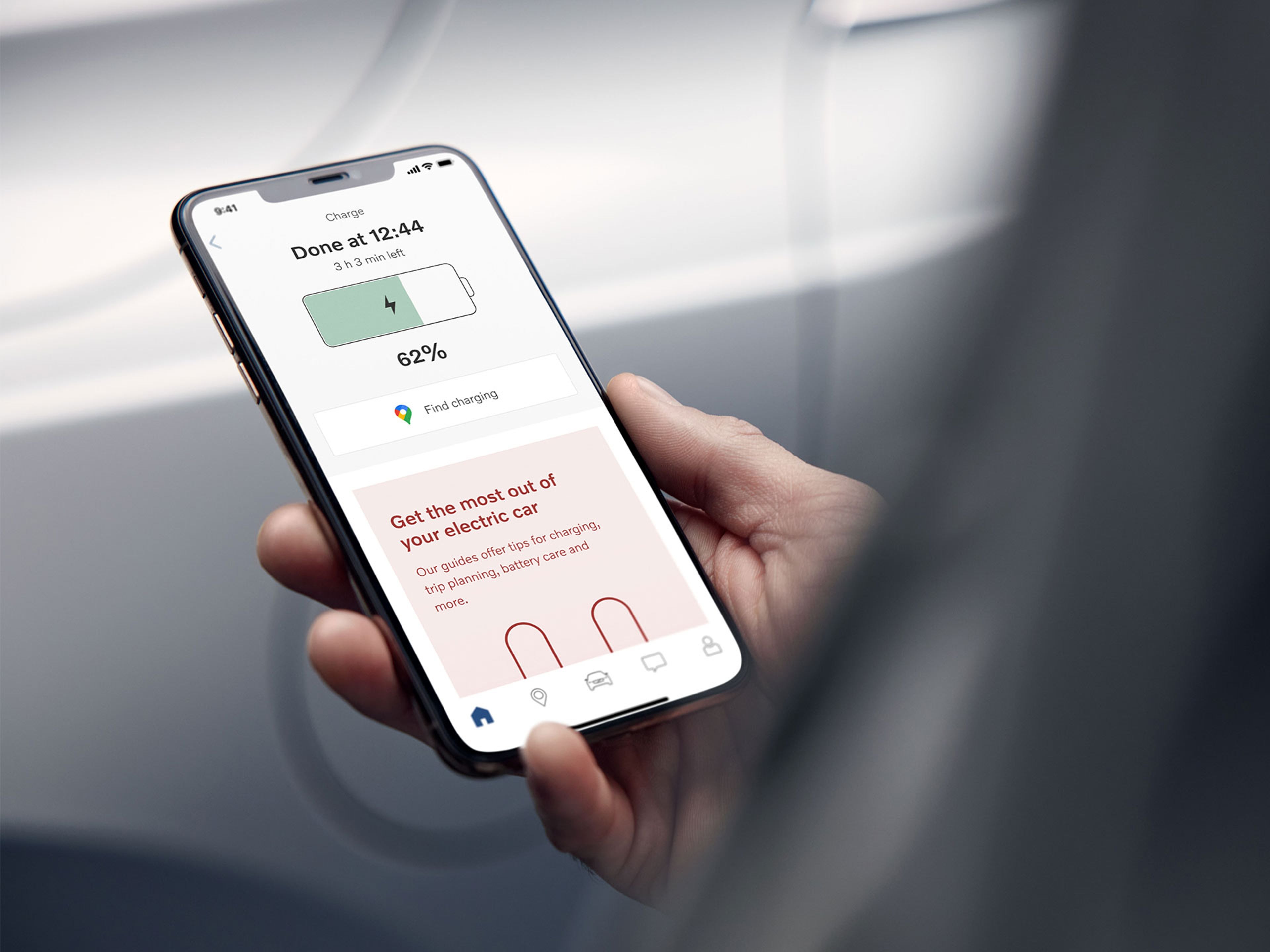 智能手机屏幕特写,展示沃尔沃车主在沃尔沃汽车应用程序上查看车辆电池状态。