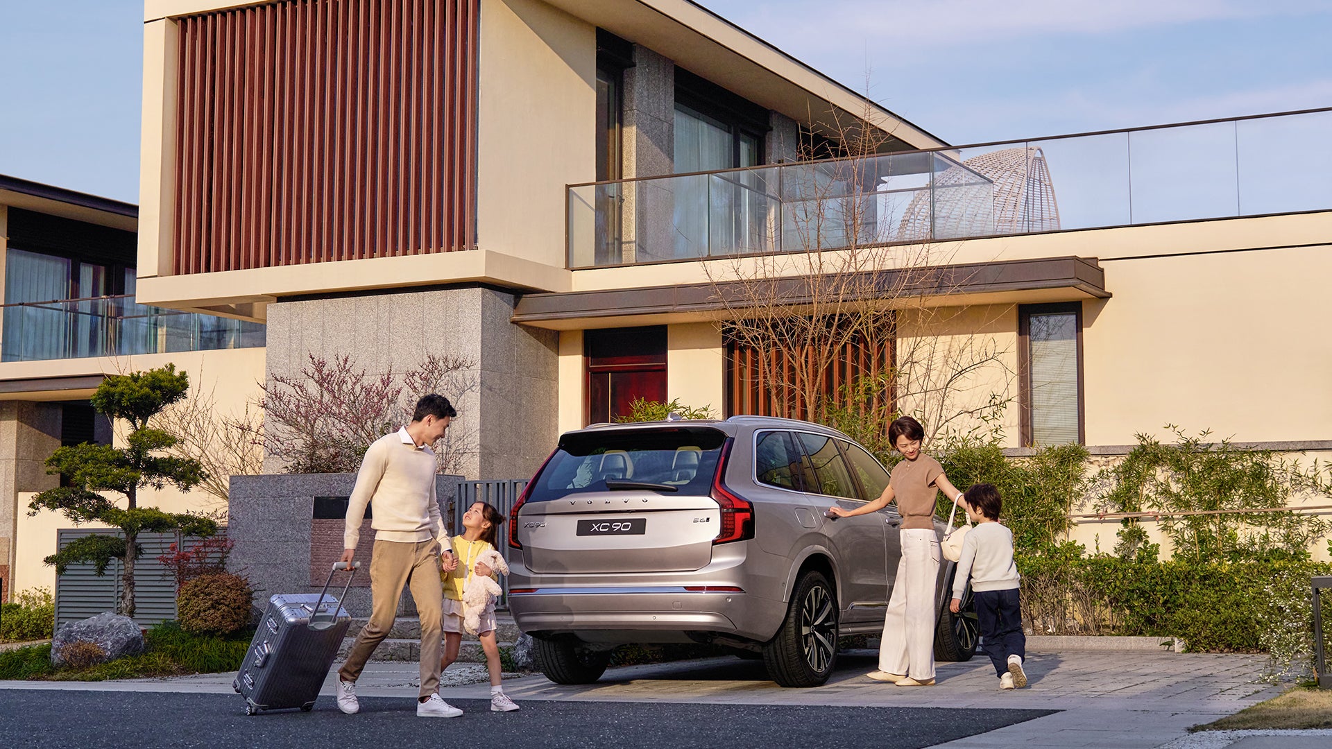 一家人开着沃尔沃 XC60 出行。