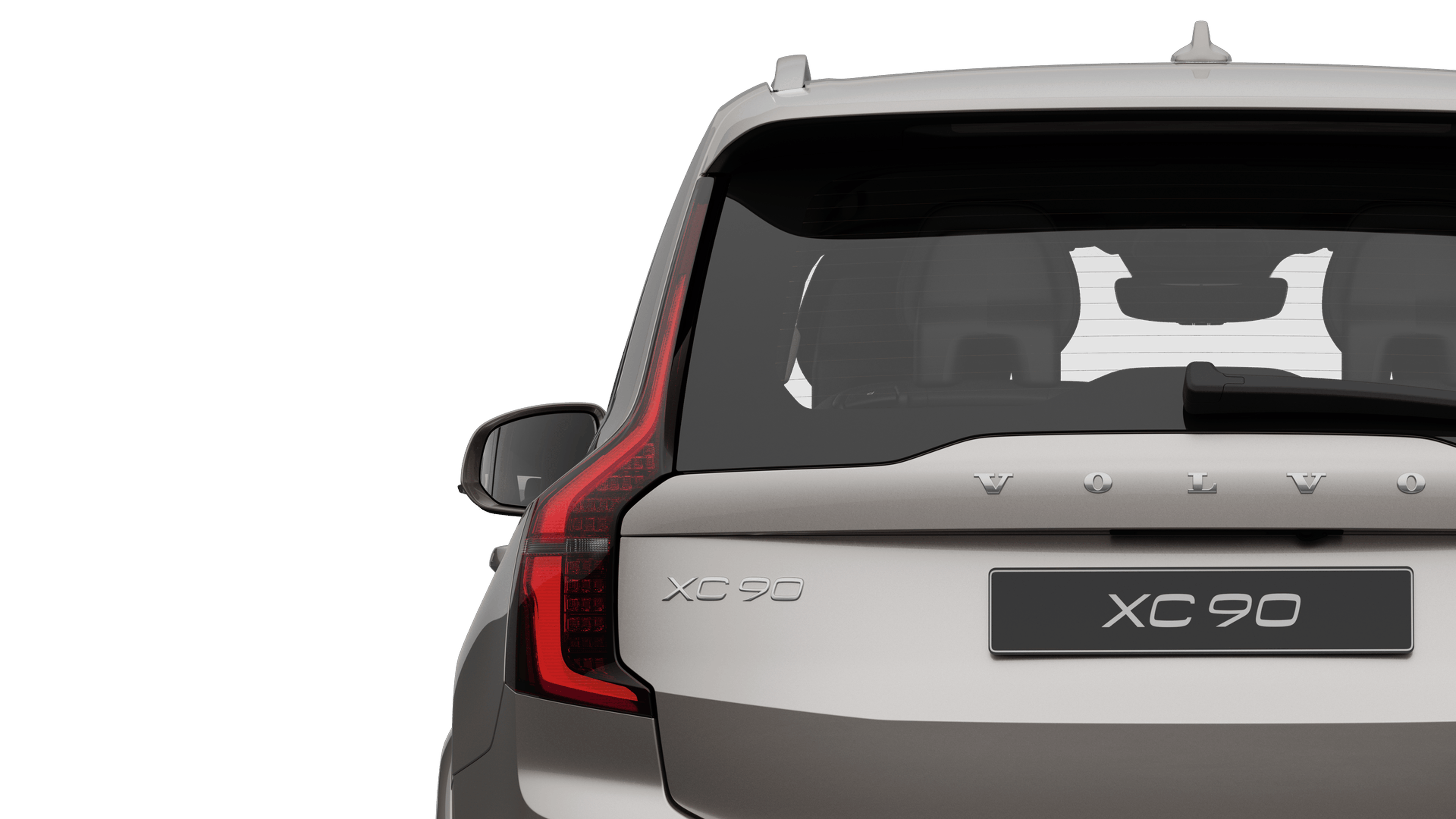 一辆晨光银沃尔沃XC60 RECHARGE 插电式混合动力车静止停放。