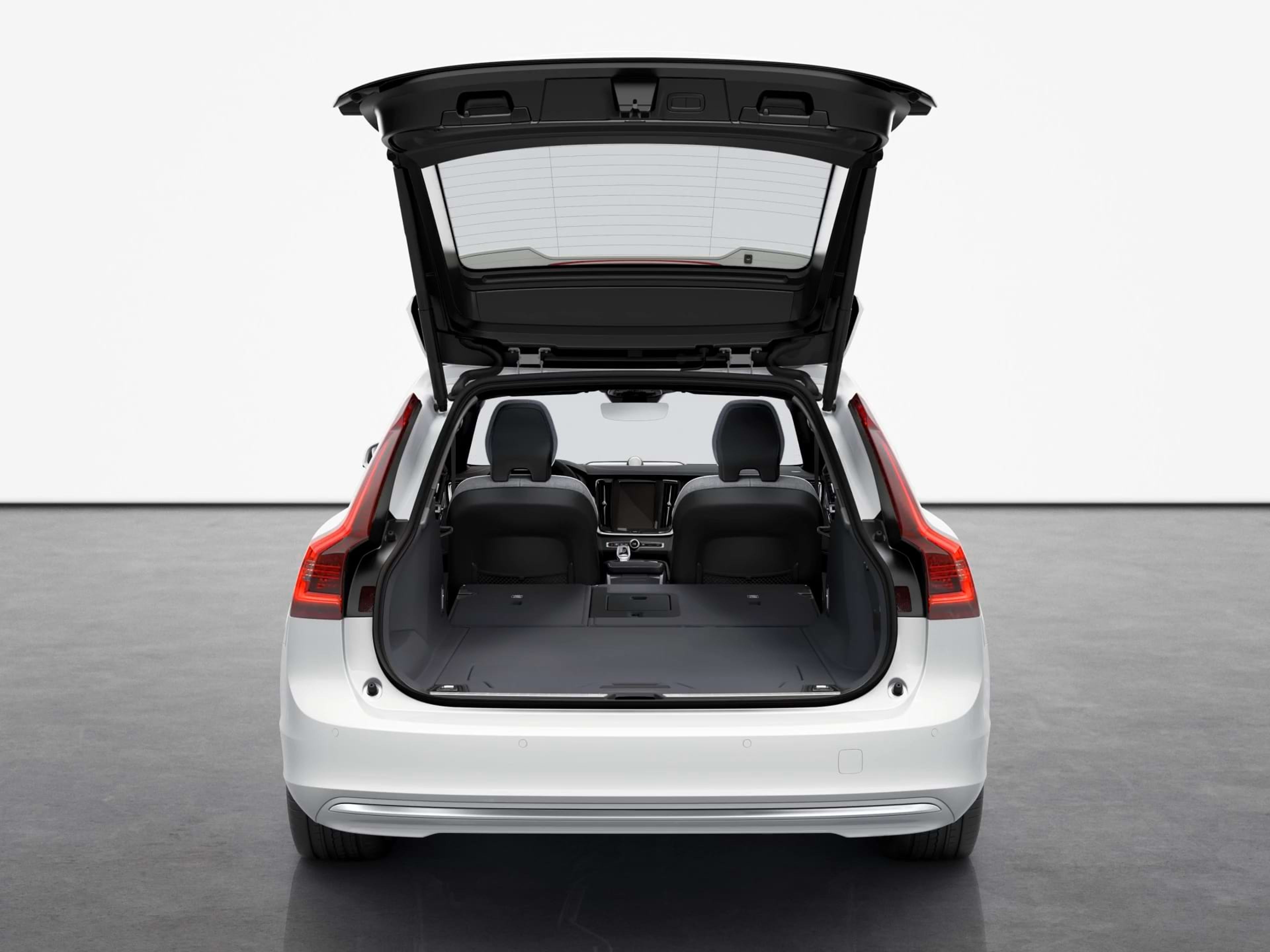 旅行车旅行车后备厢敞开,宽敞空间一览无余,虚位以待。