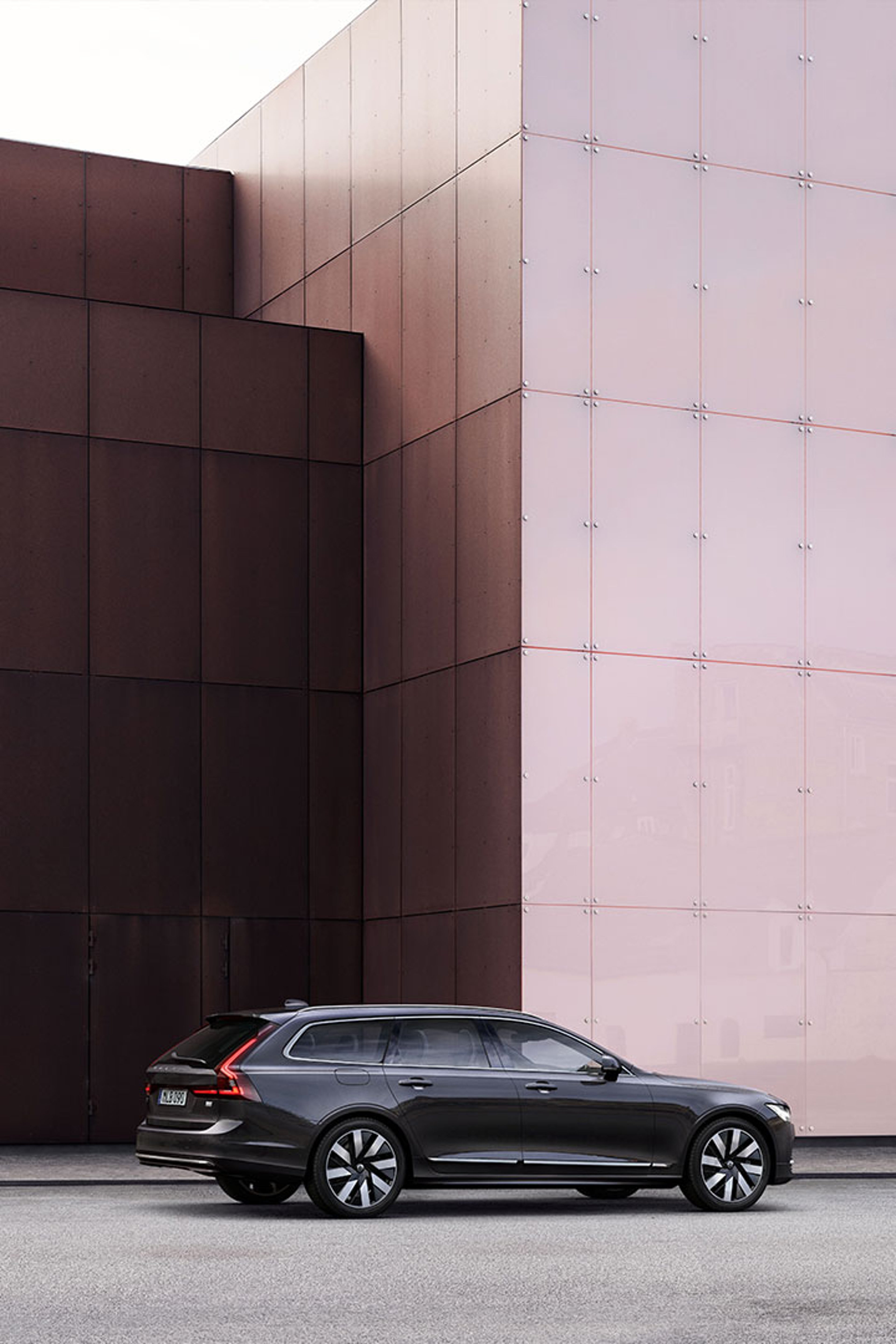 沃尔沃休旅车在城市中侧影。