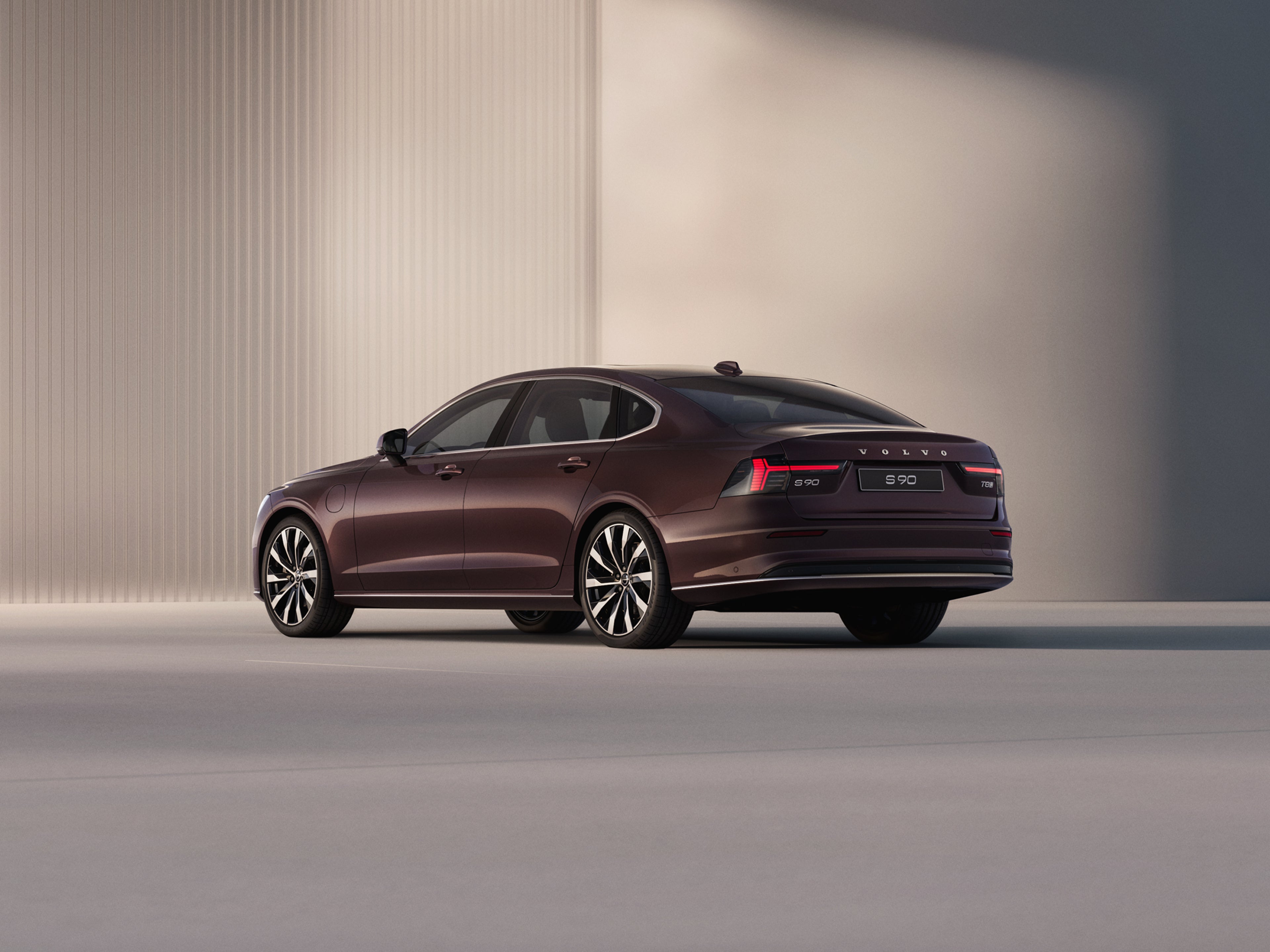 远处视角,沃尔沃插电式混合动力轿车停放在超现实环境中充电。