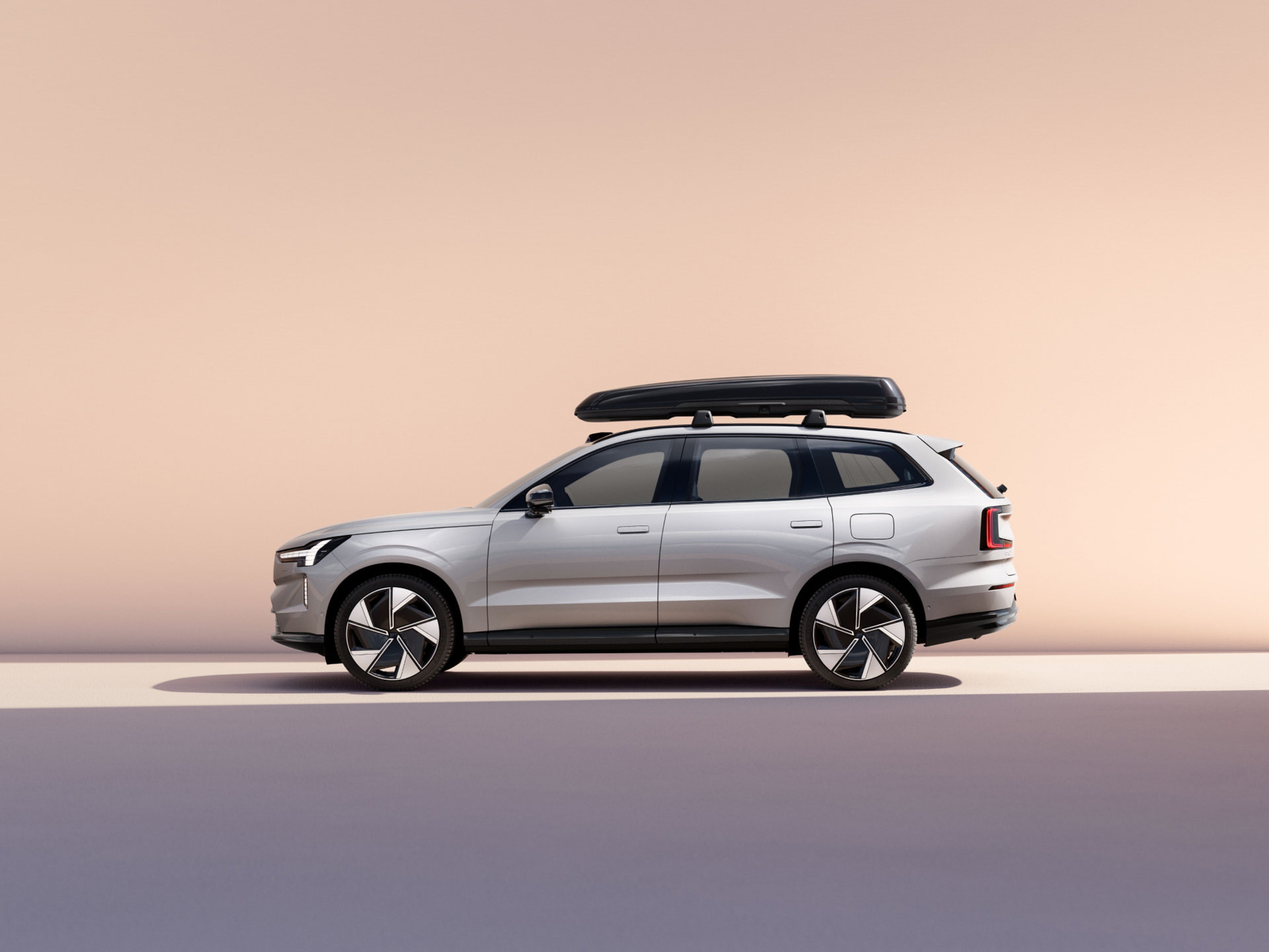 沃尔沃 EX90 车顶行李箱图片。