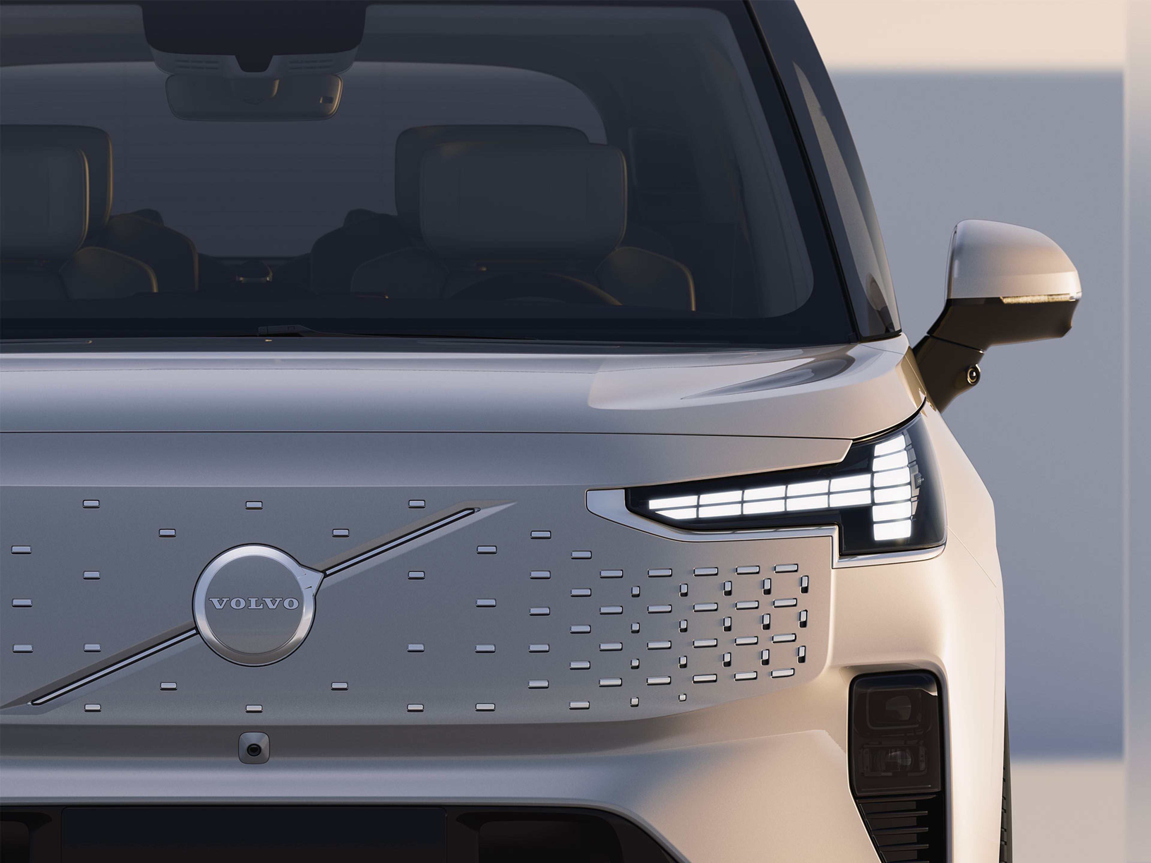 沃尔沃首款纯电豪华 MPV EM90 停放在中性色摄影棚内。