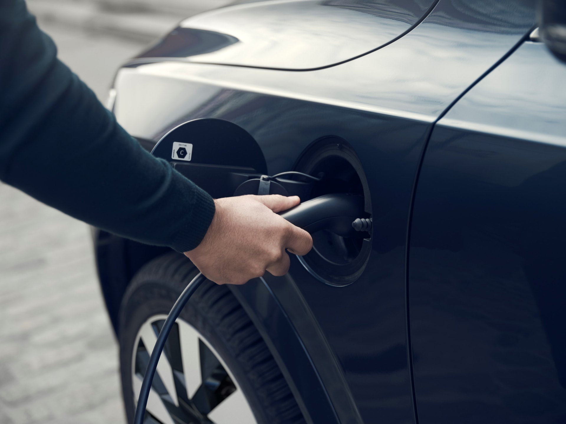 沃尔沃 XC90 接入充电线图片。