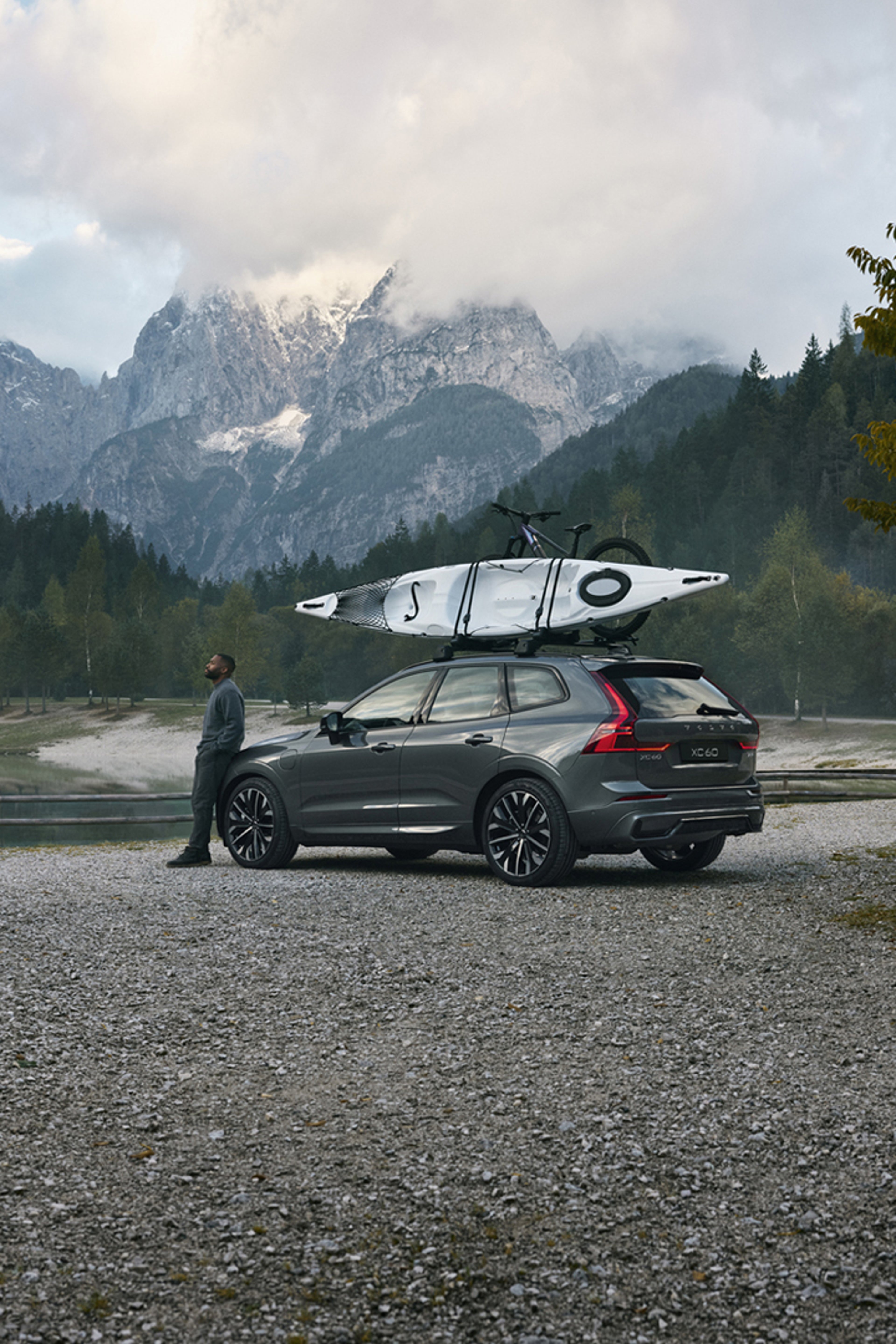 航拍沃尔沃 SUV 汽车穿梭户外岩石地貌中。