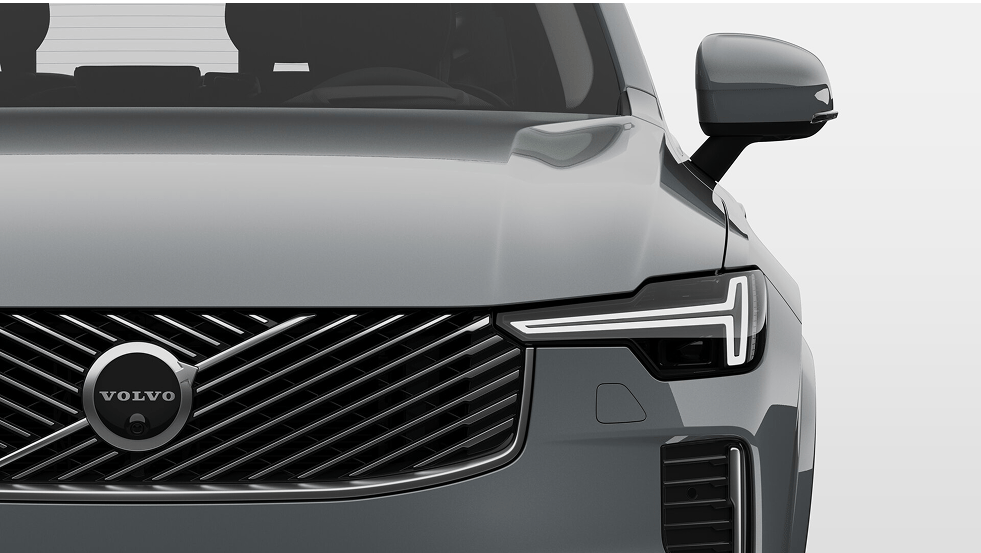 插电式混合动力车型沃尔沃汽车正面特写,钢制格栅和时尚大灯特写