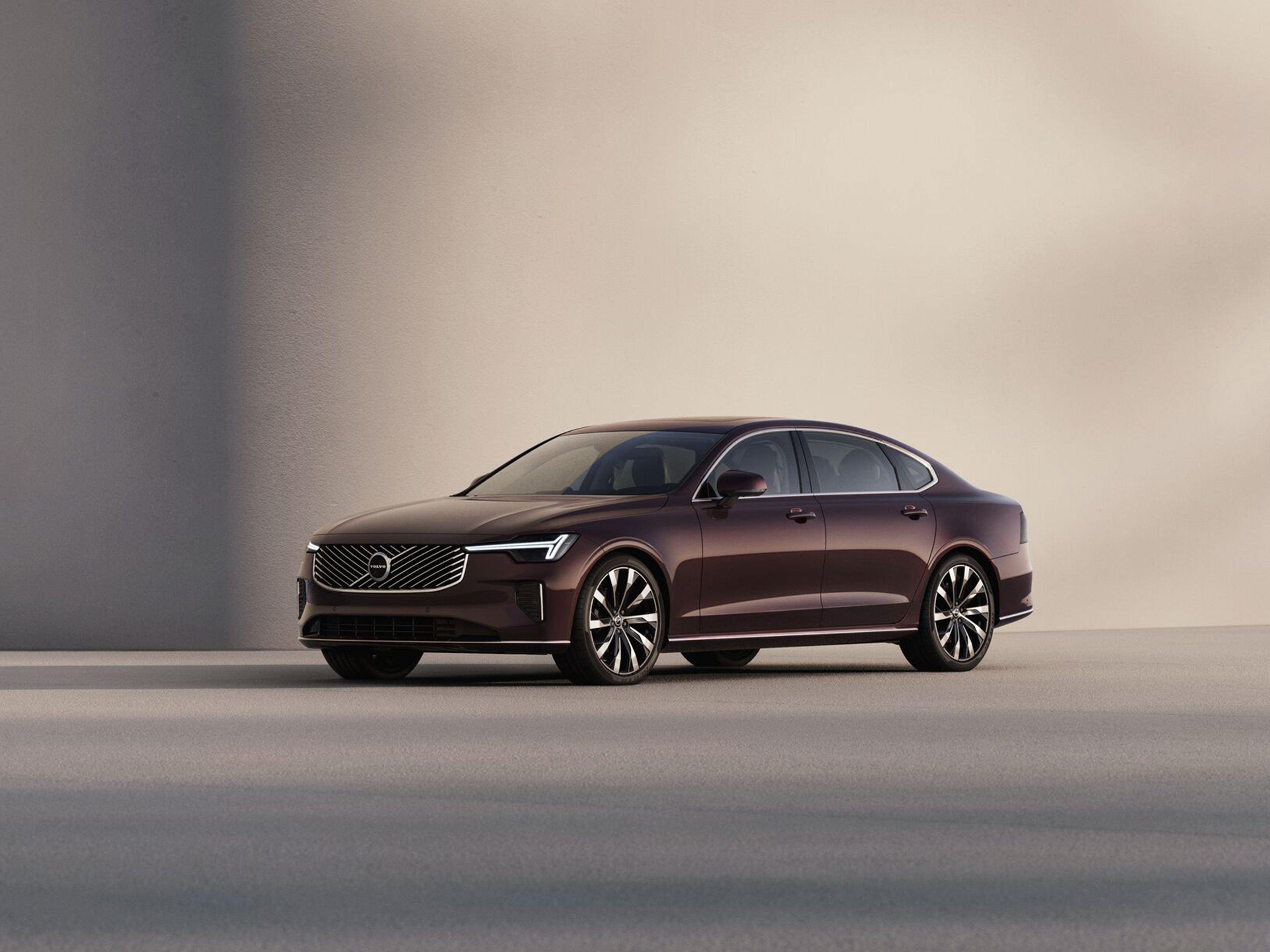 闪闪阳光下,沃尔沃轿车停在城市某处的广角视图。