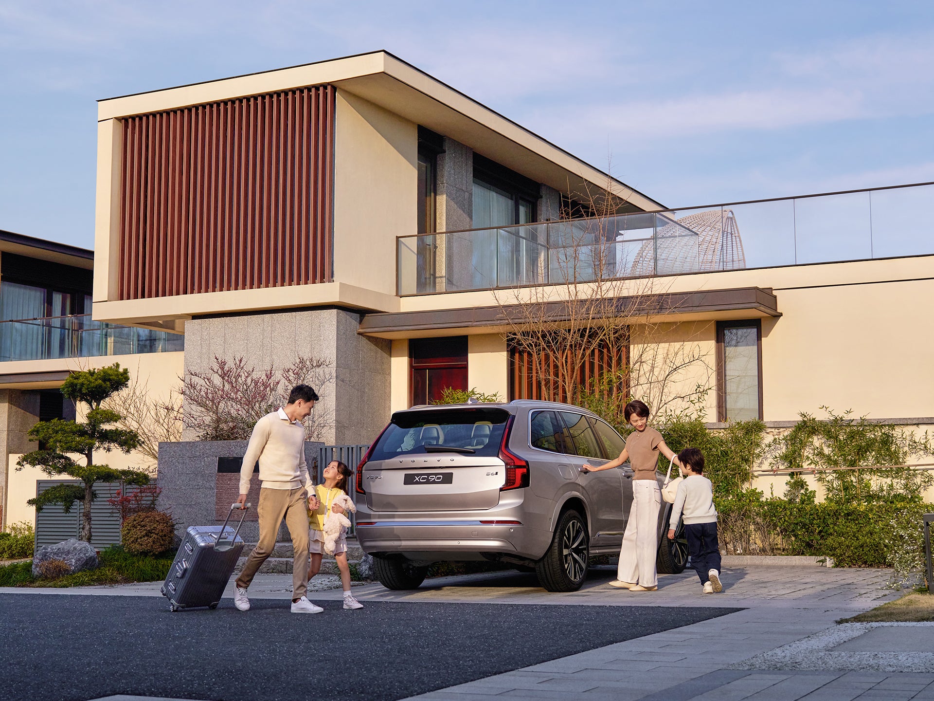 一家人开着沃尔沃 XC60 出行。