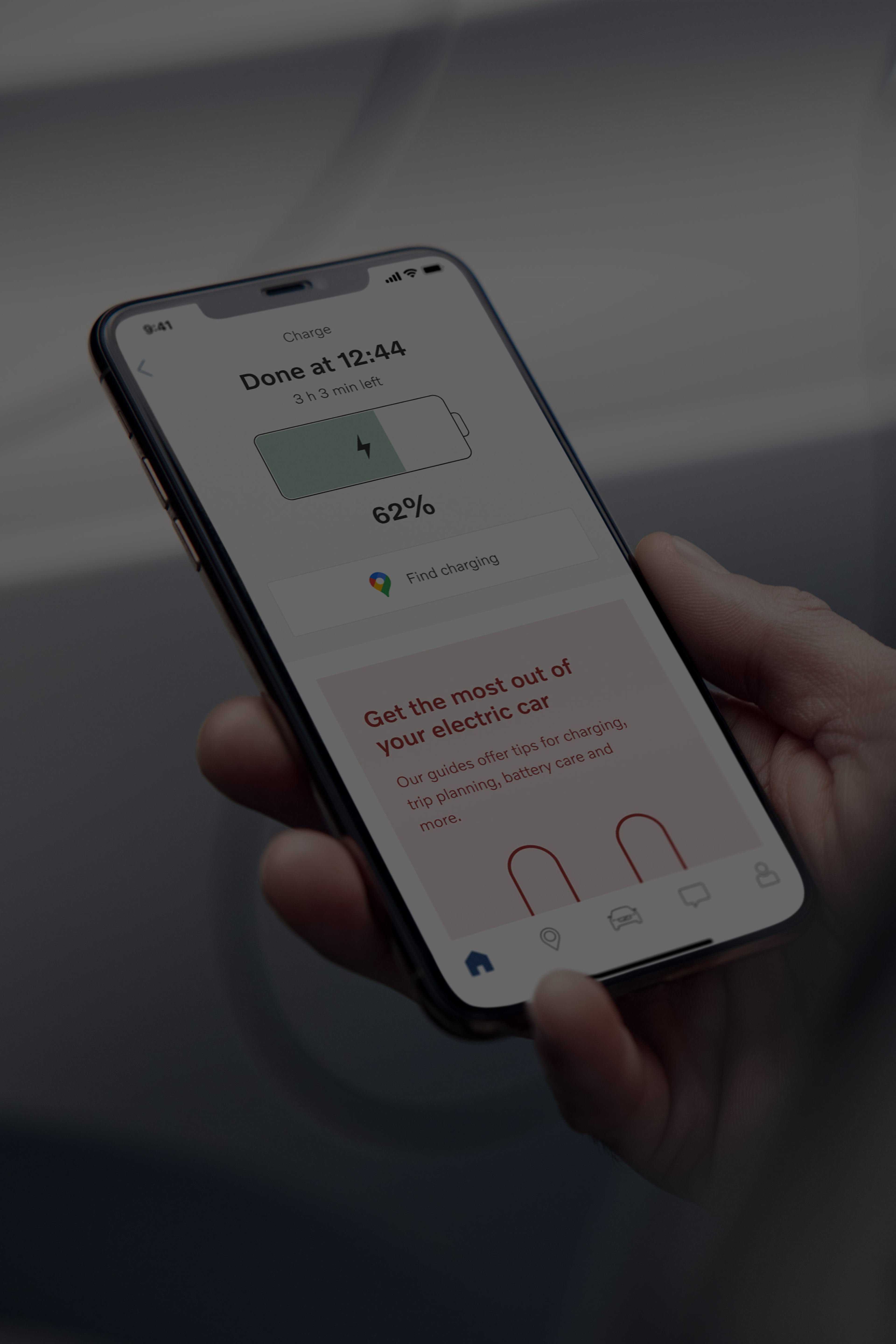 沃尔沃车主在沃尔沃汽车应用程序上查看车辆电池充电状态的俯视图。