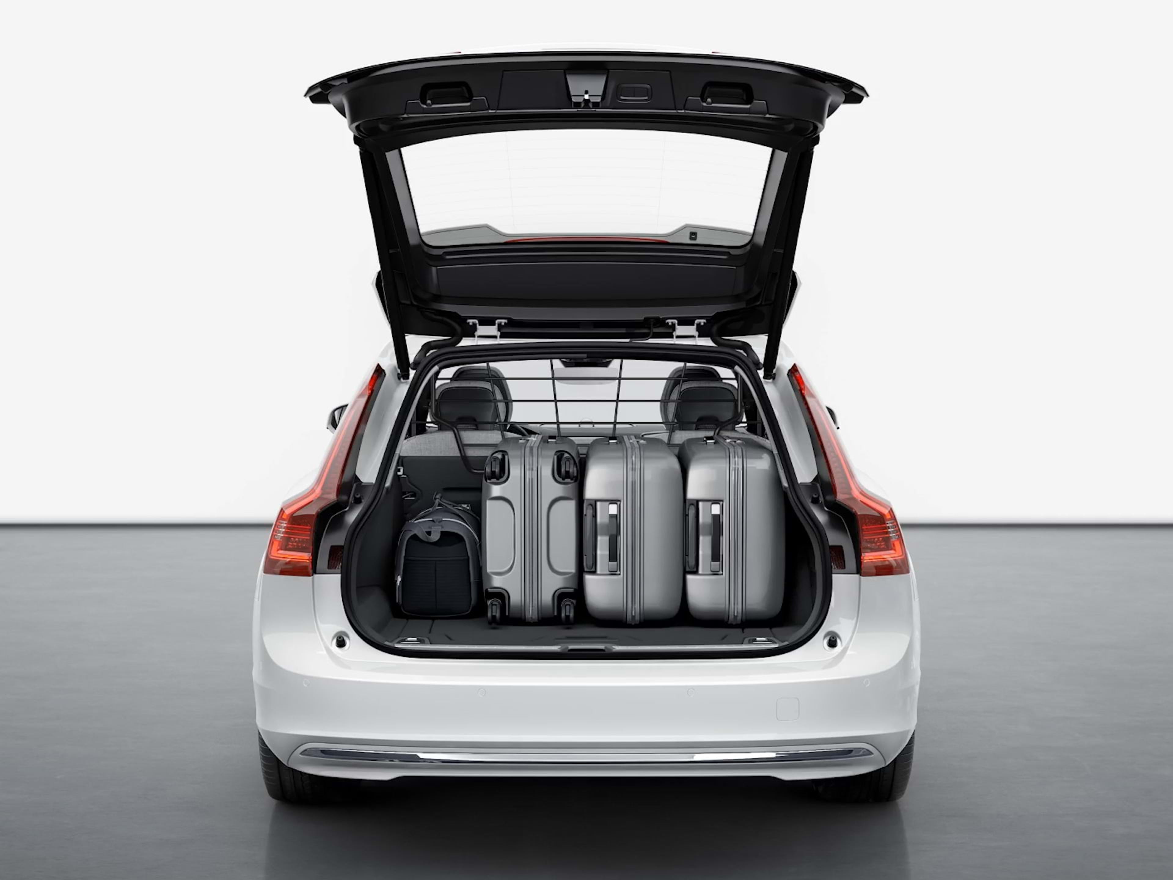 旅行车旅行车后备厢敞开,宽敞空间一览无余,虚位以待。