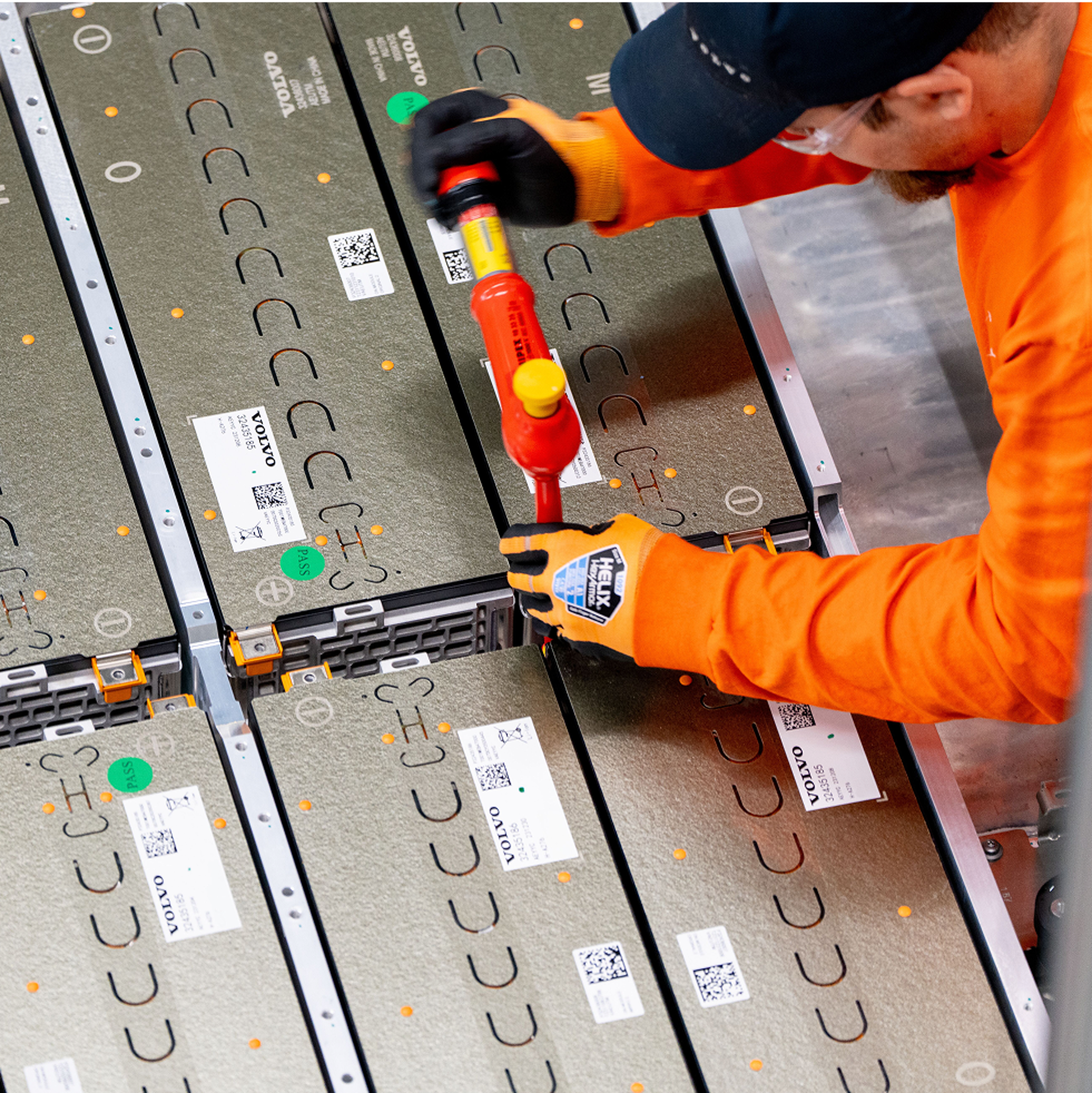 工人在工厂内组装沃尔沃纯电系列汽车电池模块。