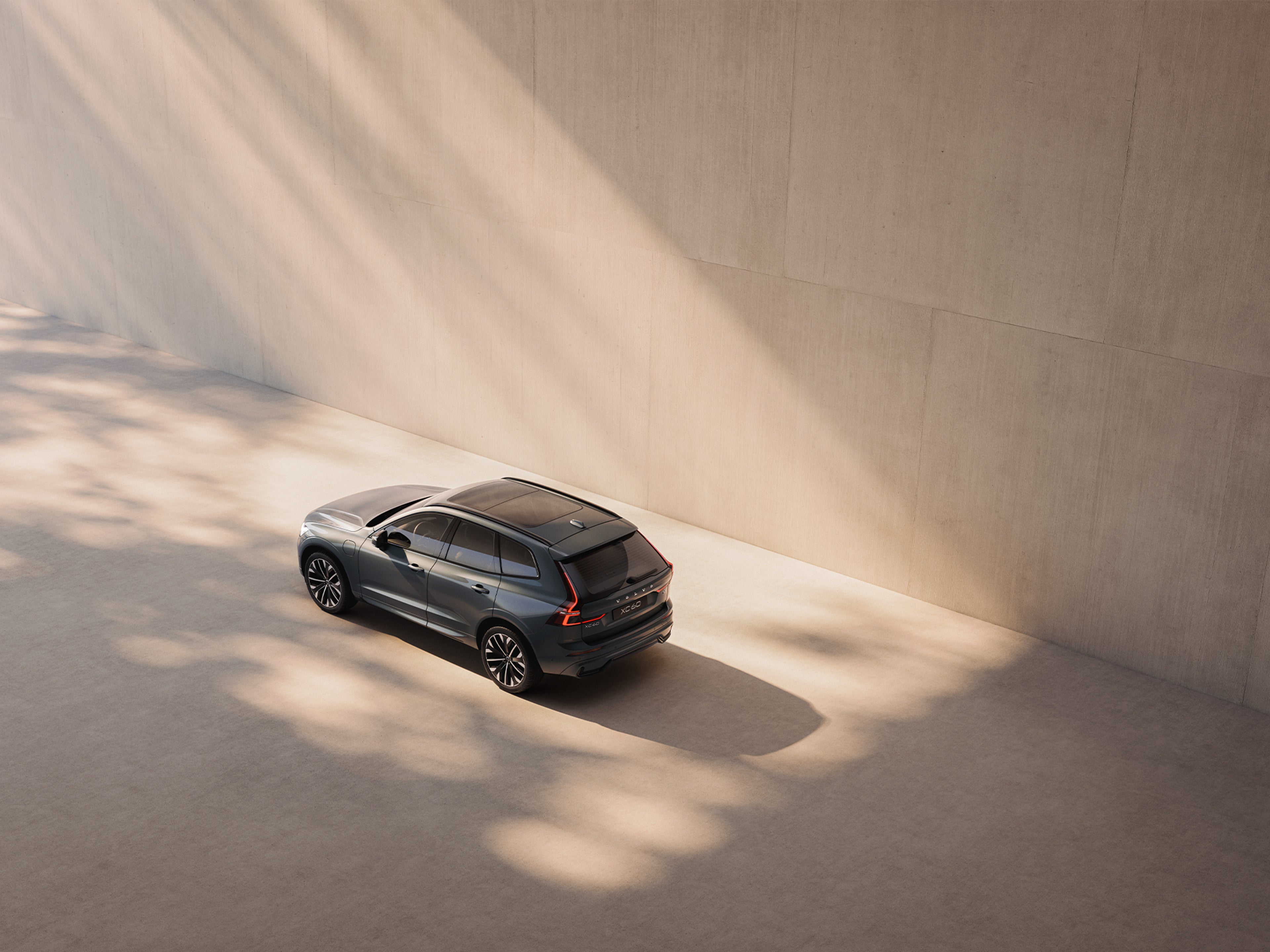 空旷室内停着的沃尔沃XC60 插电式混合动力汽车远距离视图