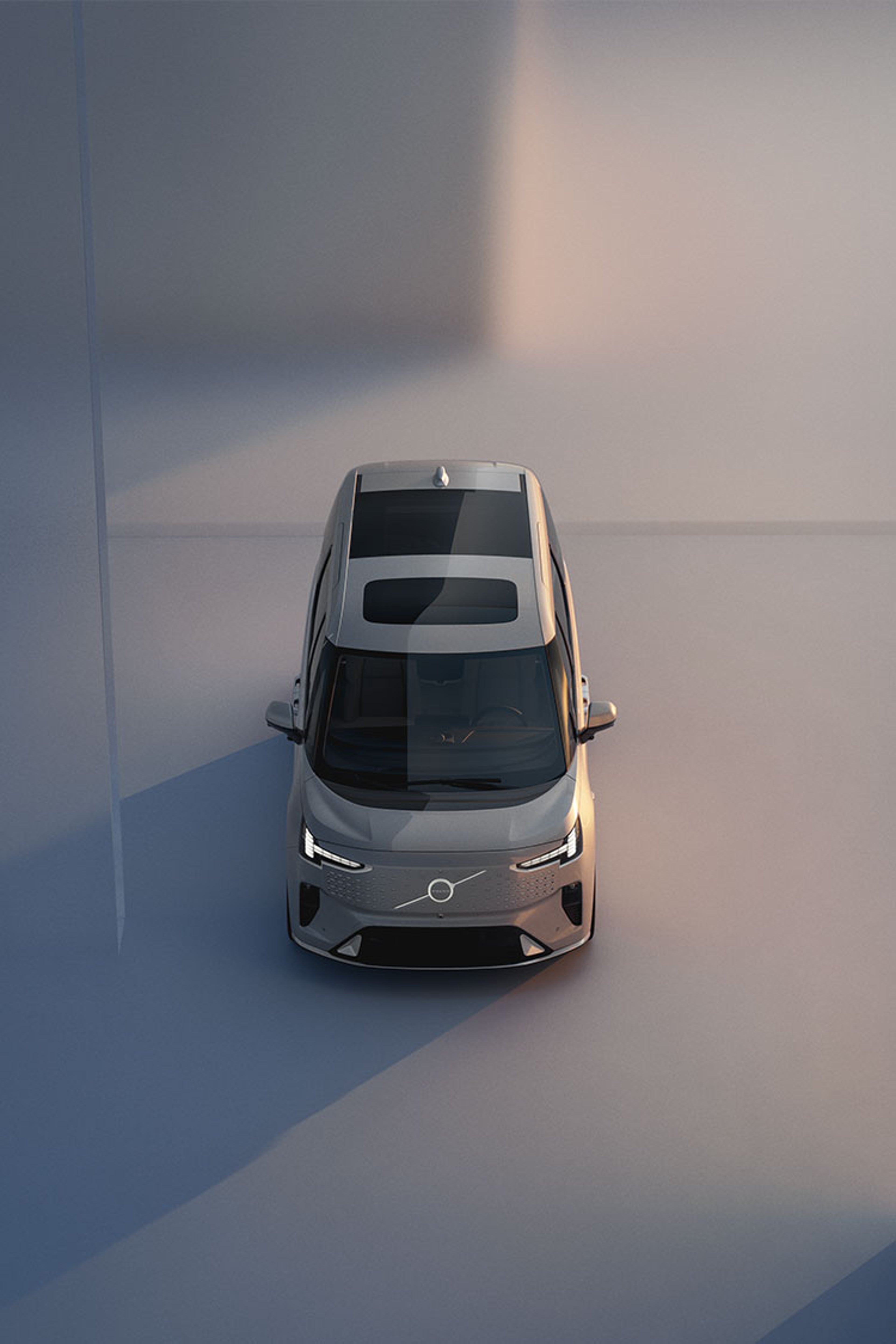 沃尔沃首款纯电豪华 MPV EM90 停放在中性色摄影棚内。