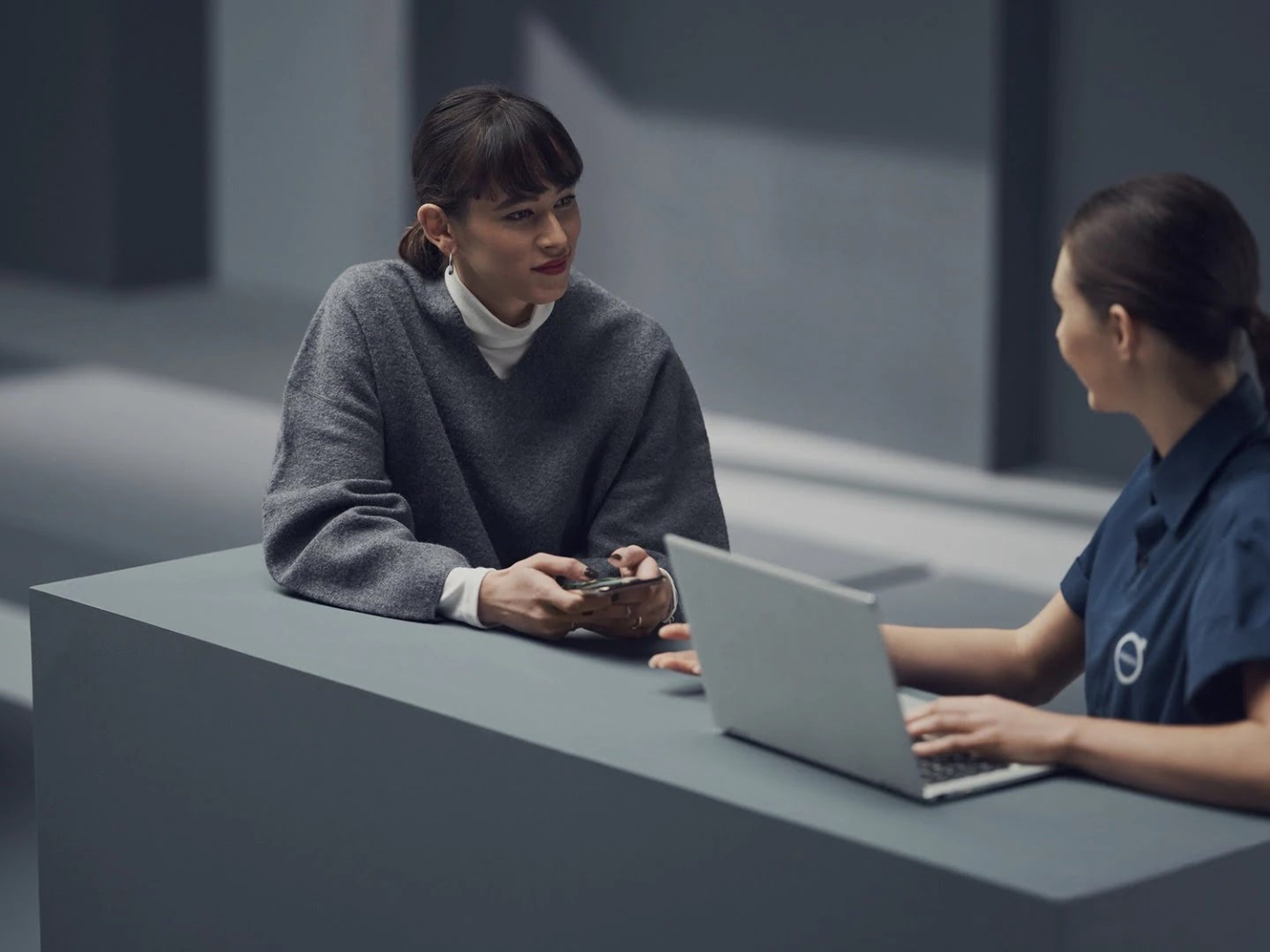 一位沃尔沃汽车代表正在帮助顾客了解关于个人数据主体的请求详情。