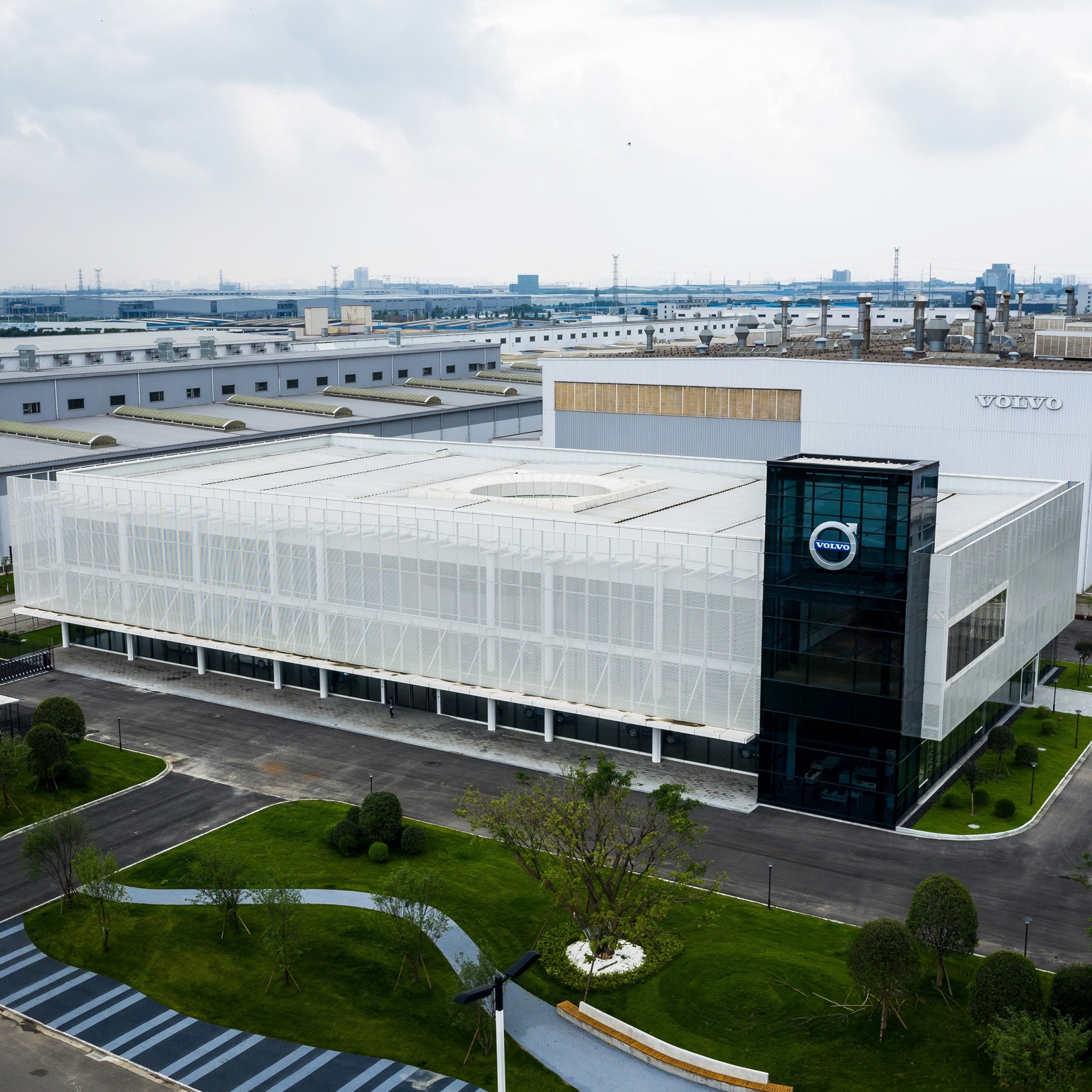 一家人围坐桌旁尽享天伦之乐。