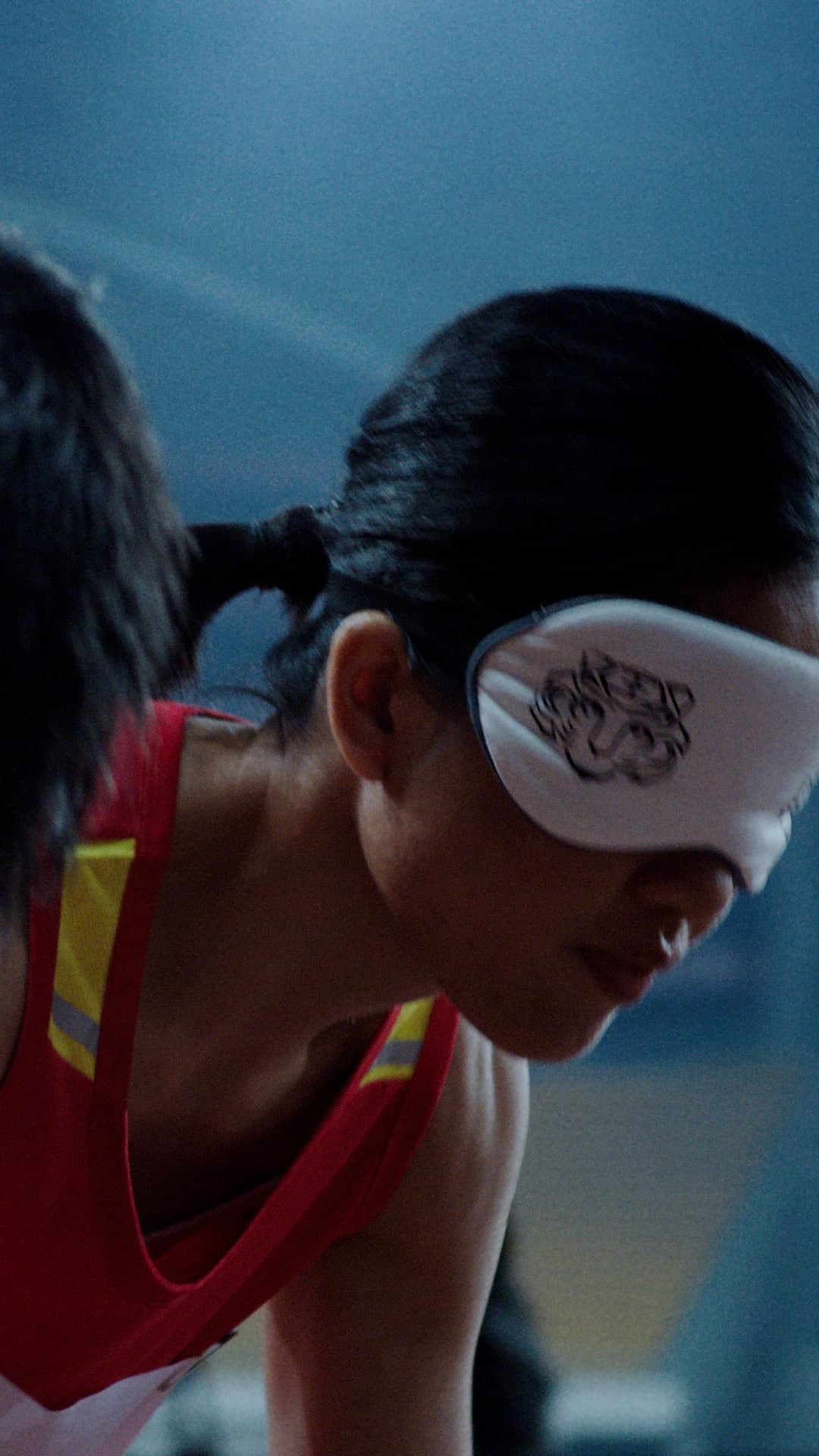 残奥会选手刘翠青和她的领跑员一起比赛、夺冠和庆祝。短片以沃尔沃标志和“关爱生命”文字结束。