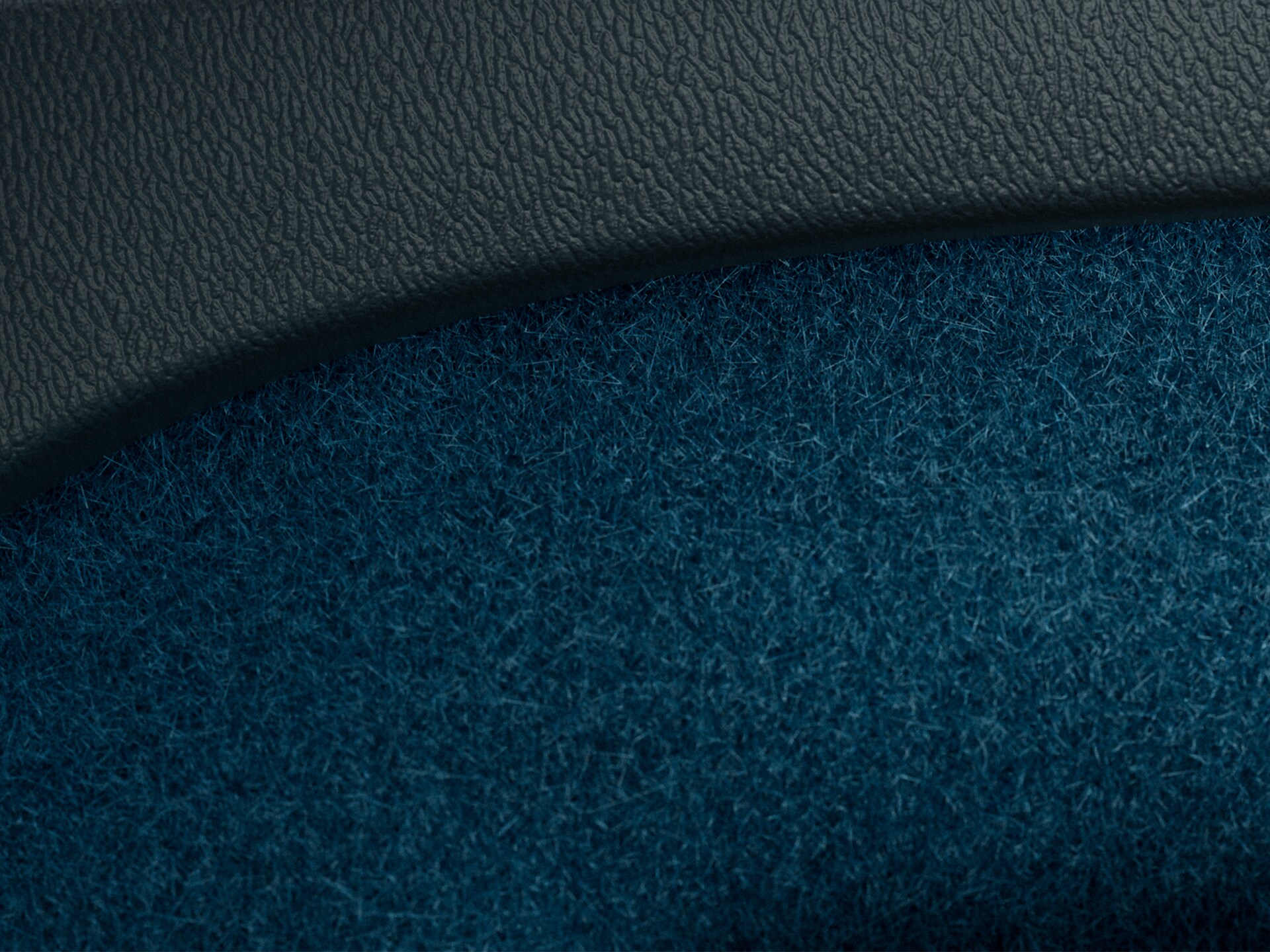 沃尔沃 C40 RECHARGE 地毯采用峡湾蓝配色并由部分循环材料制成。