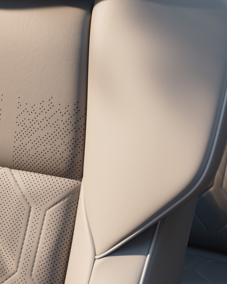 自然光照射下的沃尔沃 EM90 全粒面超柔 Nappa 皮质座椅特写。