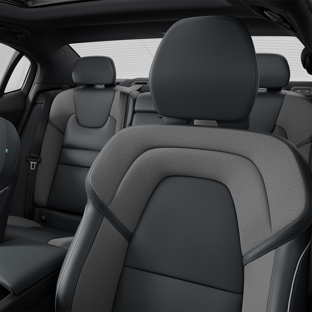 沃尔沃 S60 的深灰色皮革和织物组合面料座椅。