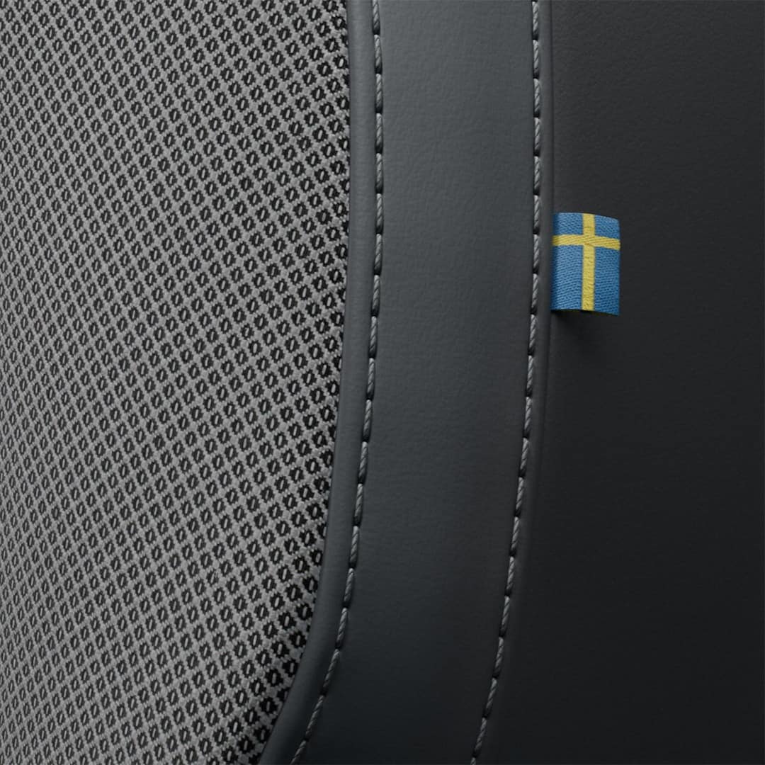 沃尔沃 S60 前排副驾驶座位的微型瑞典国旗及其缝线工艺特写。
