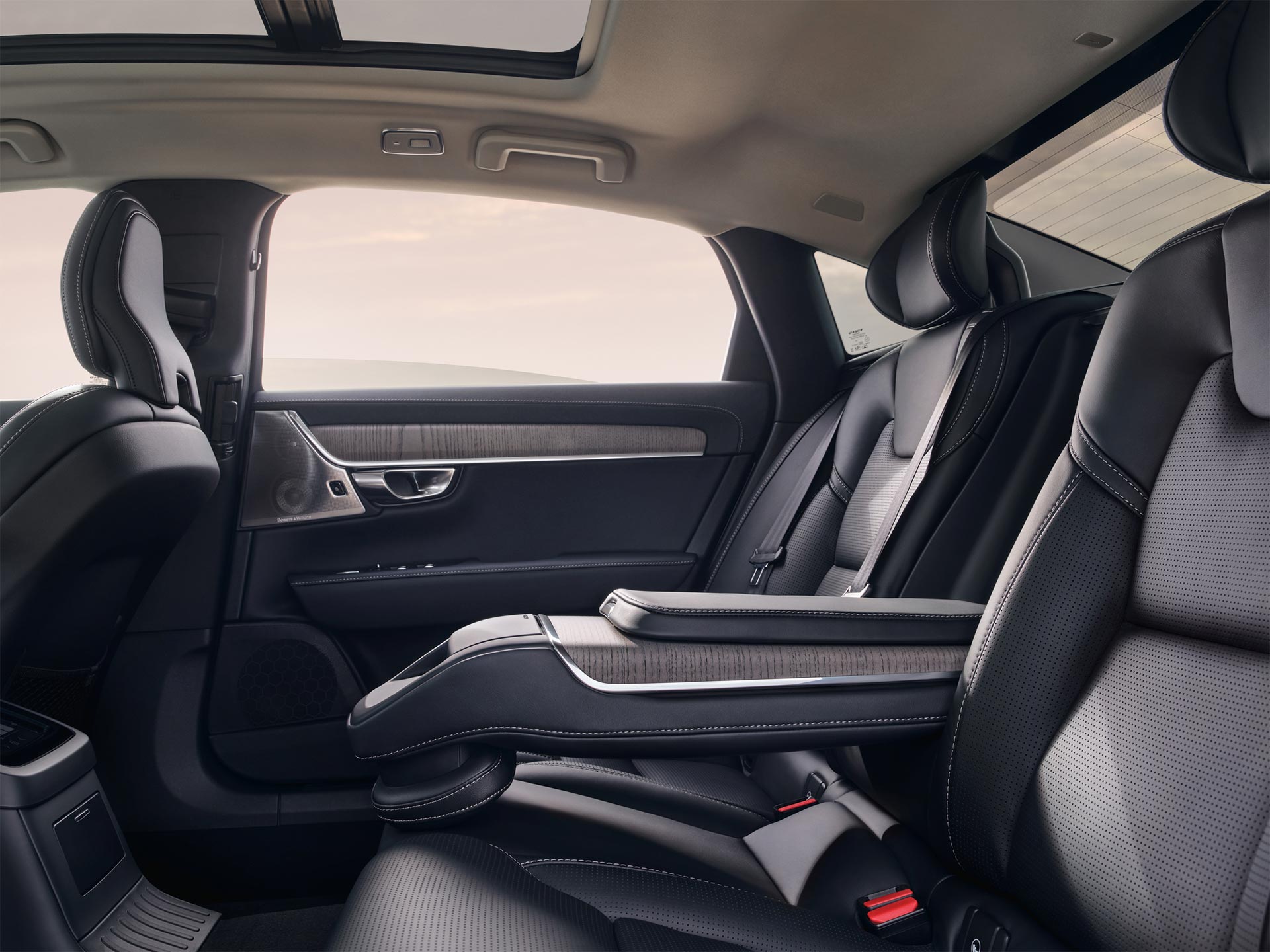 S90 轿车内部后排宽敞的腿部空间和独家中央扶手装置。