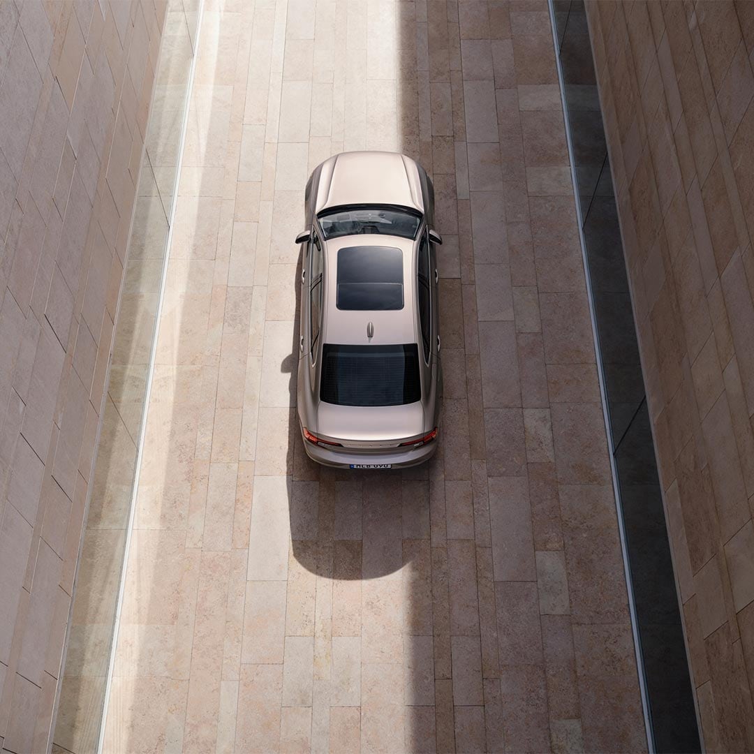 Volvo S90 全景天窗鸟瞰视图