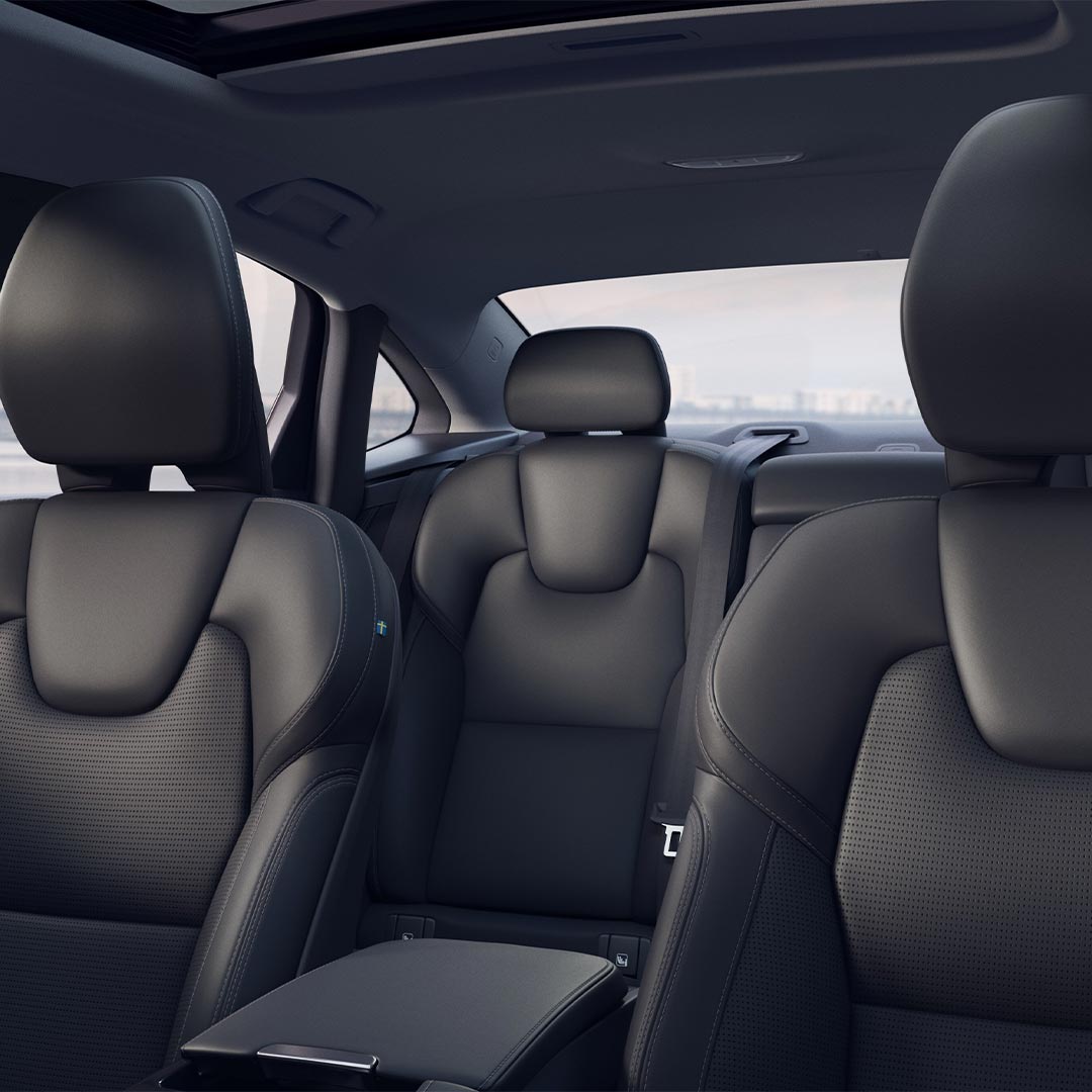 Volvo S90 插电式混合动力轿车内部炭灰色 Nappa 皮革座椅视图。