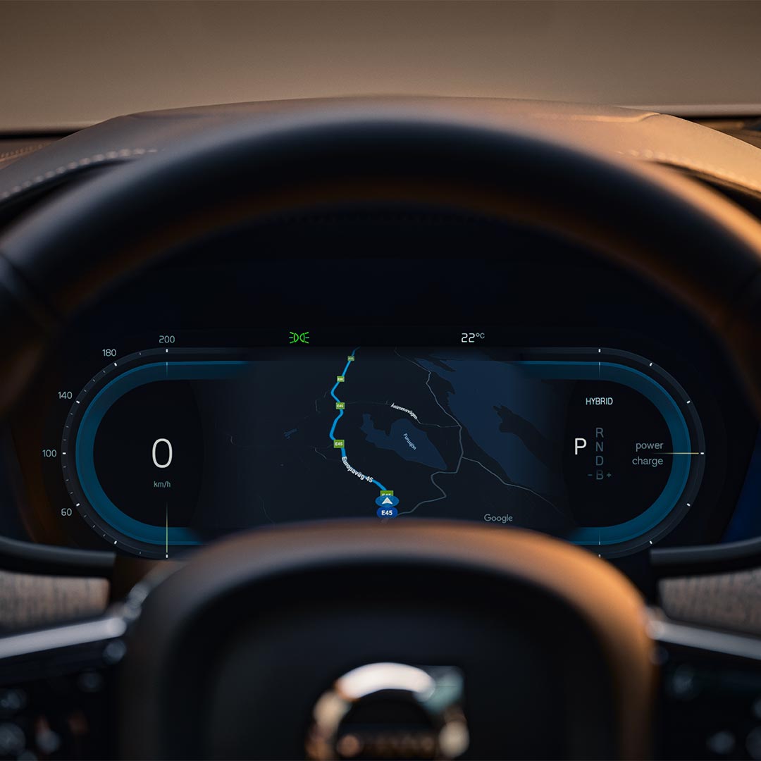 Volvo S90 插电式混合动力轿车内驾驶员显示屏特写图。