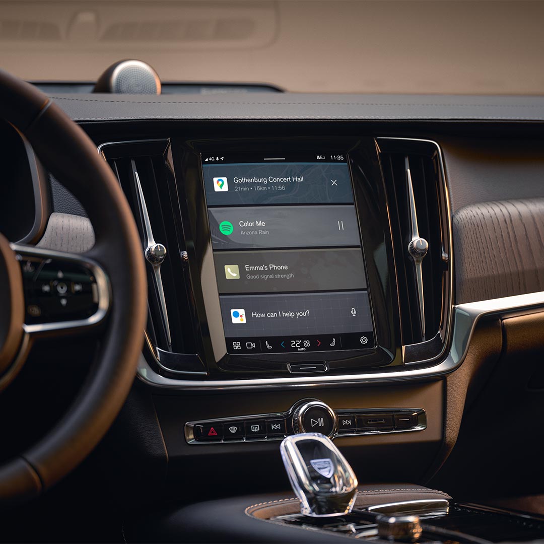 S90 插电式混合动力轿车中央显示屏特写。
