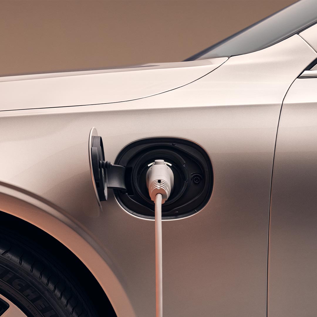 Volvo S90 插电式混合动力轿车充电中图片。