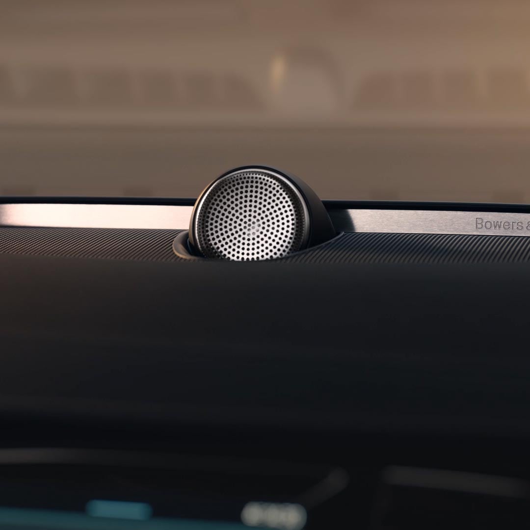 Volvo S90 插电式混合动力轿车内 Bowers & Wilkins®扬声器特写图。