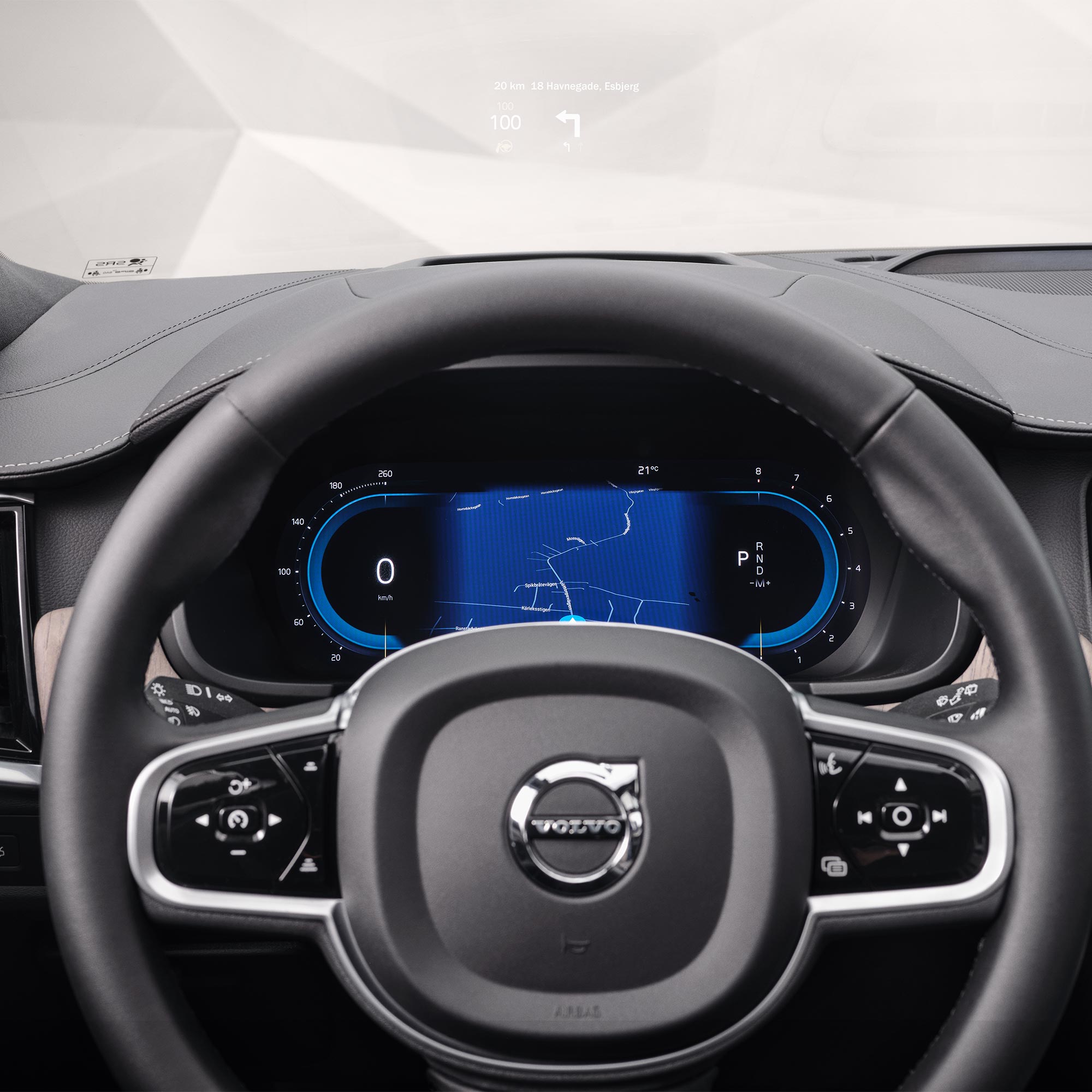 驾驶员视角展示沃尔沃 V90 Cross Country 的方向盘和仪表盘。