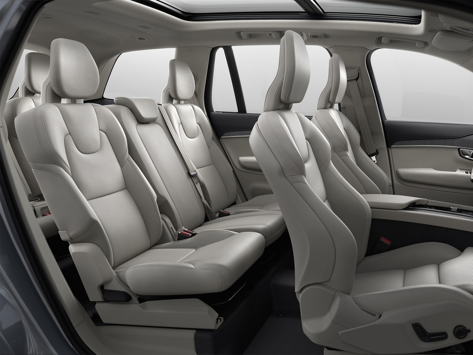 沃尔沃 XC90 SUV 驾驶舱内部空间宽敞舒适。