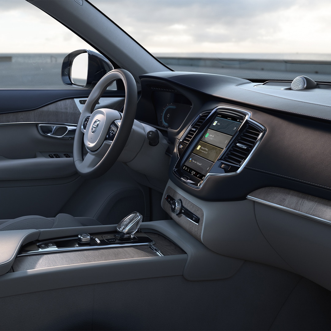 XC90 的 Nappa 真皮驾驶员座椅、门饰条、方向盘、中控台和信息娱乐触摸屏。