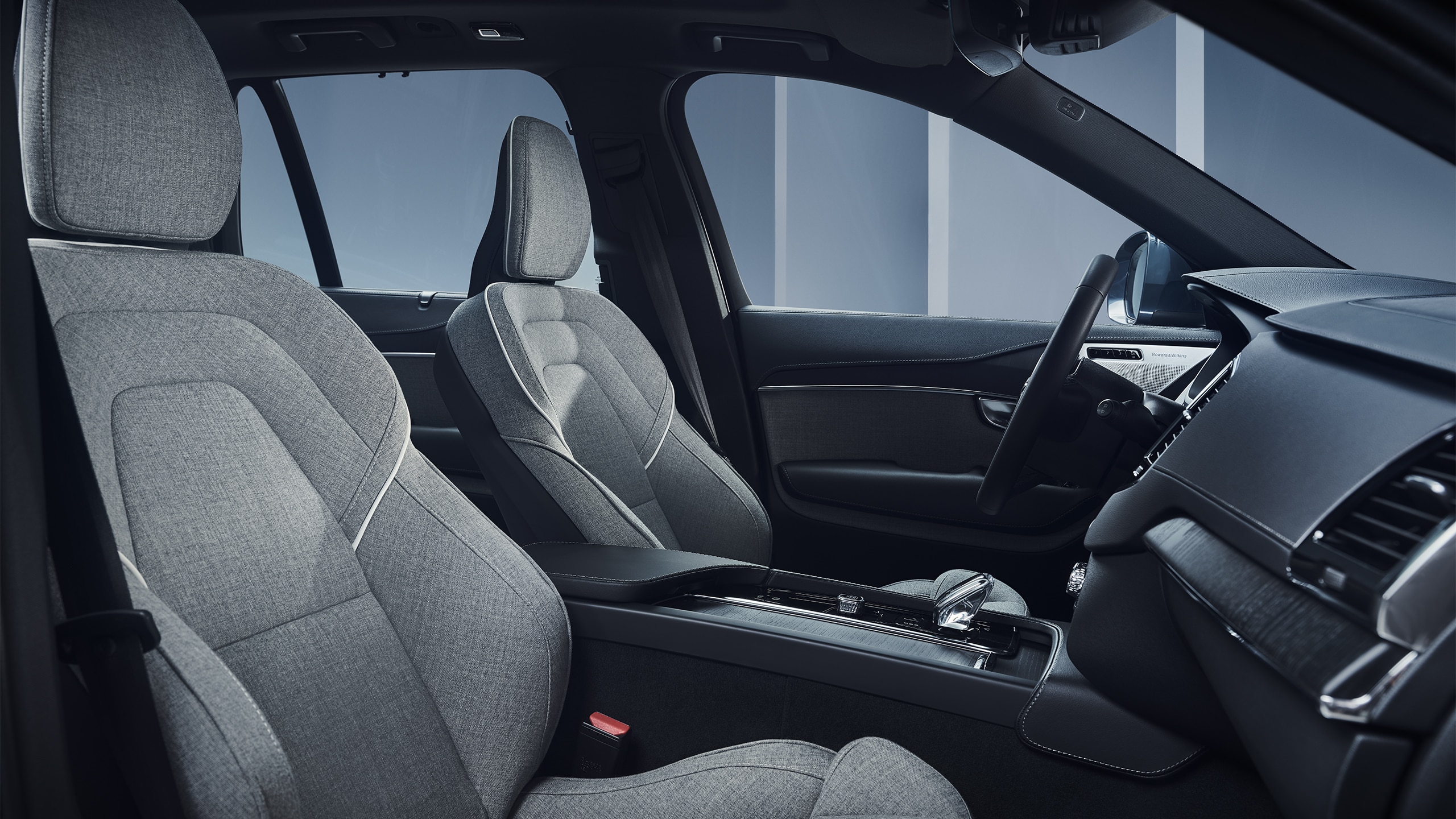 沃尔沃 XC90 RECHARGE 的车内仪表盘、中控台和羊毛混纺前排座椅。