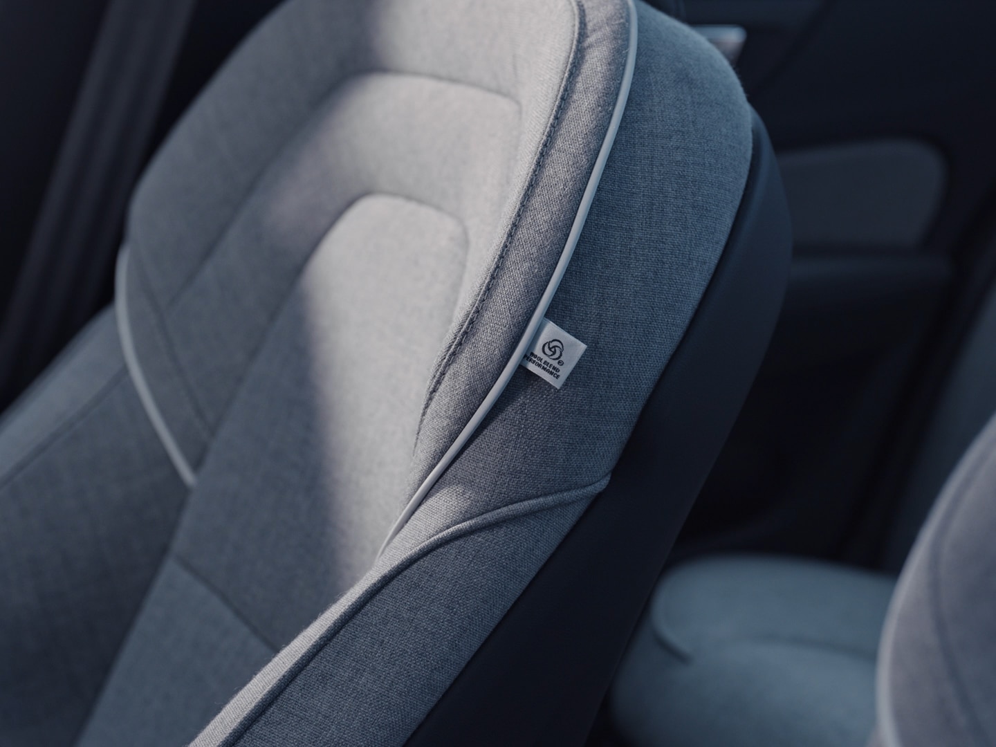沃尔沃 S60 RECHARGE 无皮革定制羊毛混纺座椅内饰特写。