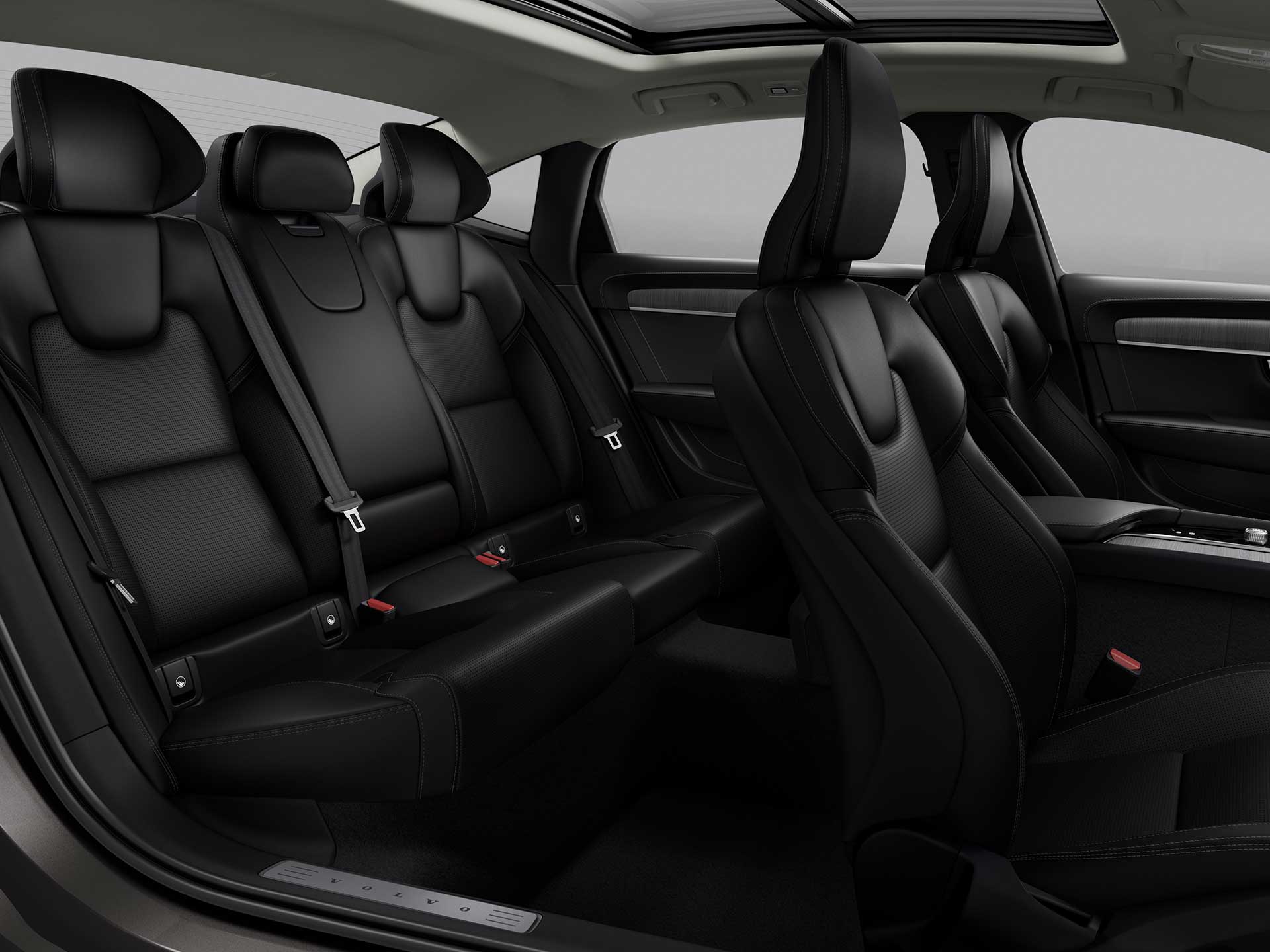 S90 轿车拥有宽敞后排腿部空间和独家中央扶手装置。