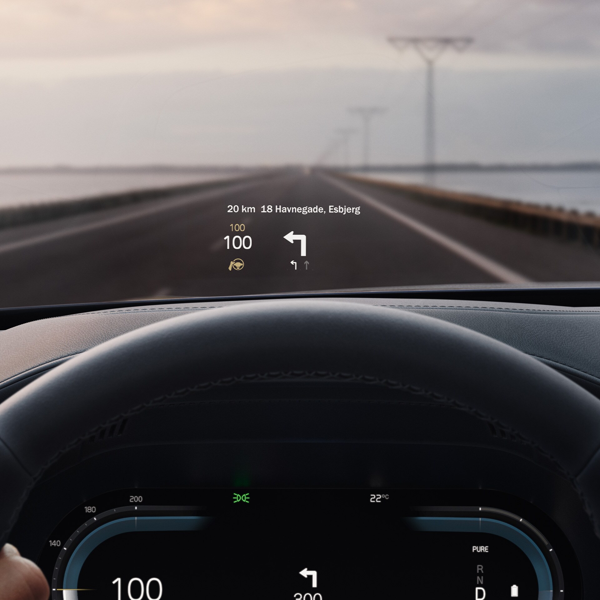 在沃尔沃车内，HUD平视显示系统可在挡风玻璃上显示行驶车速和导航信息。