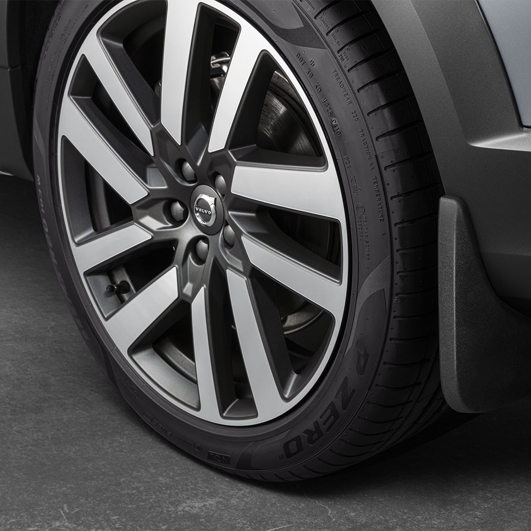沃尔沃 V90 Cross Country 配置大轮胎，提升稳定性，缔造出众抓地力。