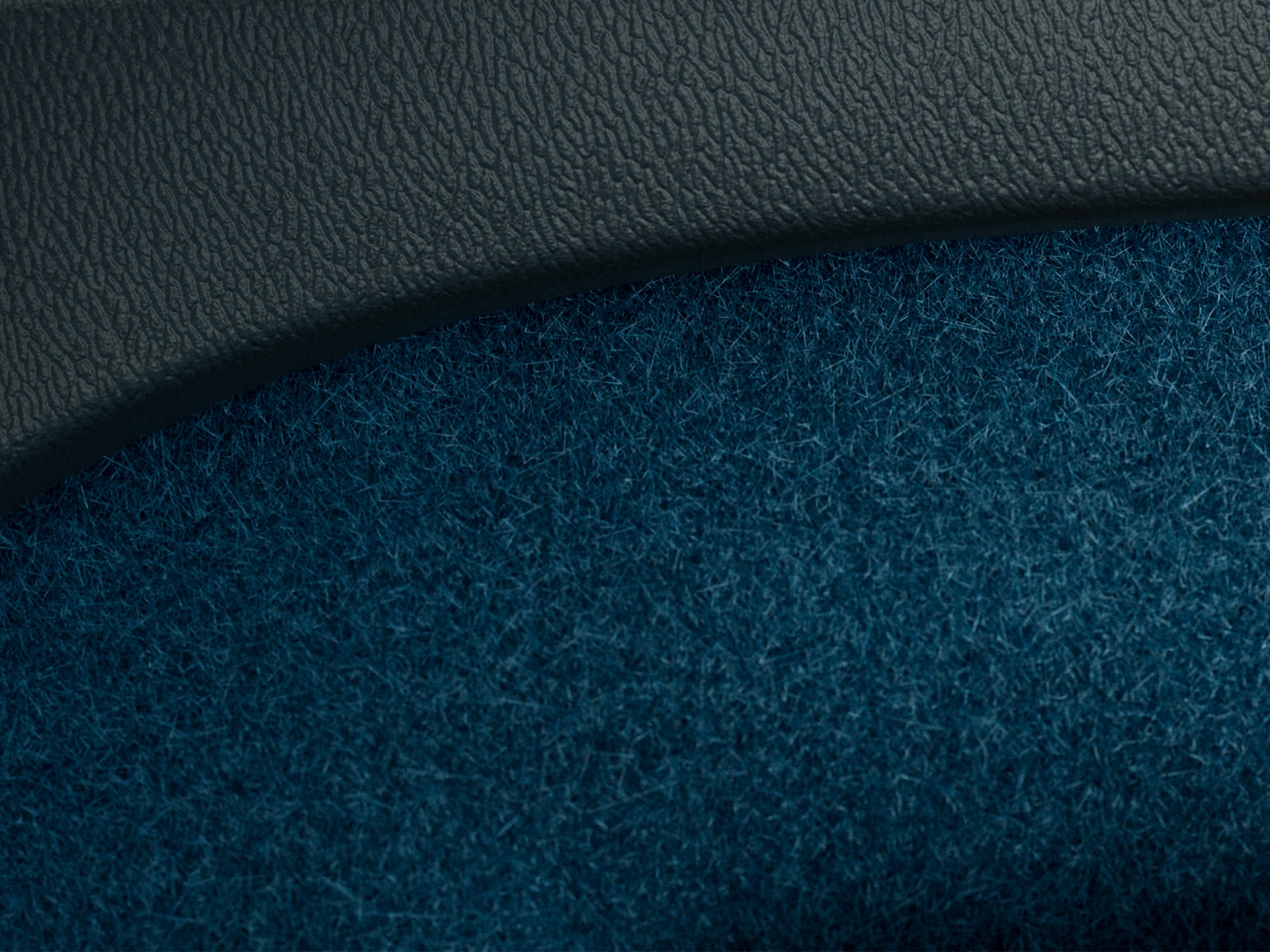 沃尔沃 XC40 RECHARGE 地毯采用峡湾蓝配色并由部分可持续再生材料制成。