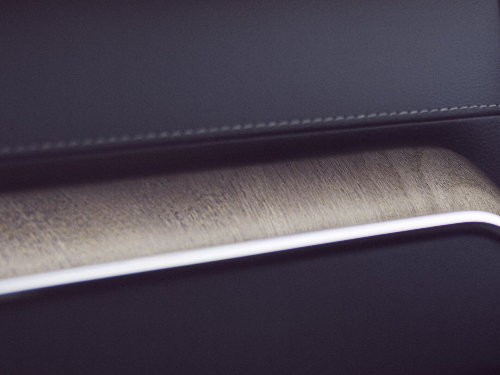 沃尔沃 XC60 镶嵌漂流木纹理装饰，倍添自然气息。